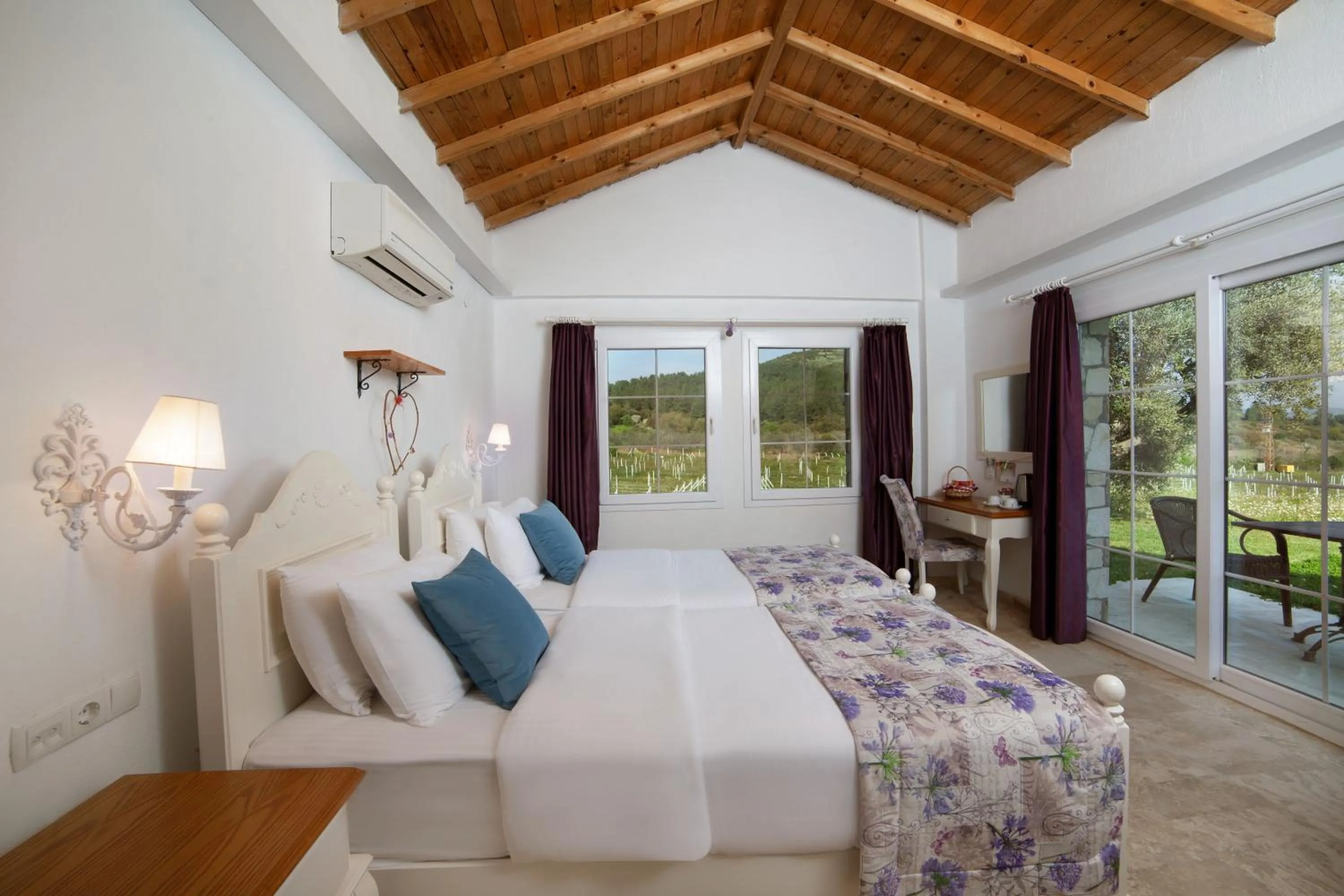 Patio, Bed in VINIFERA VINEYARDS HOTEL