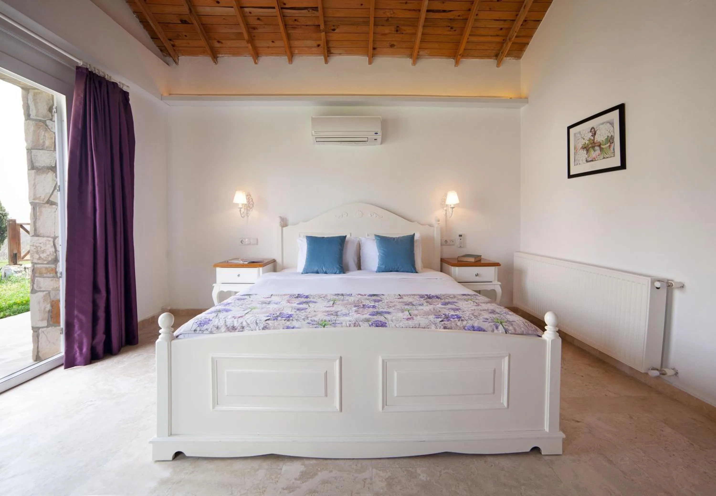 Bed in VINIFERA VINEYARDS HOTEL