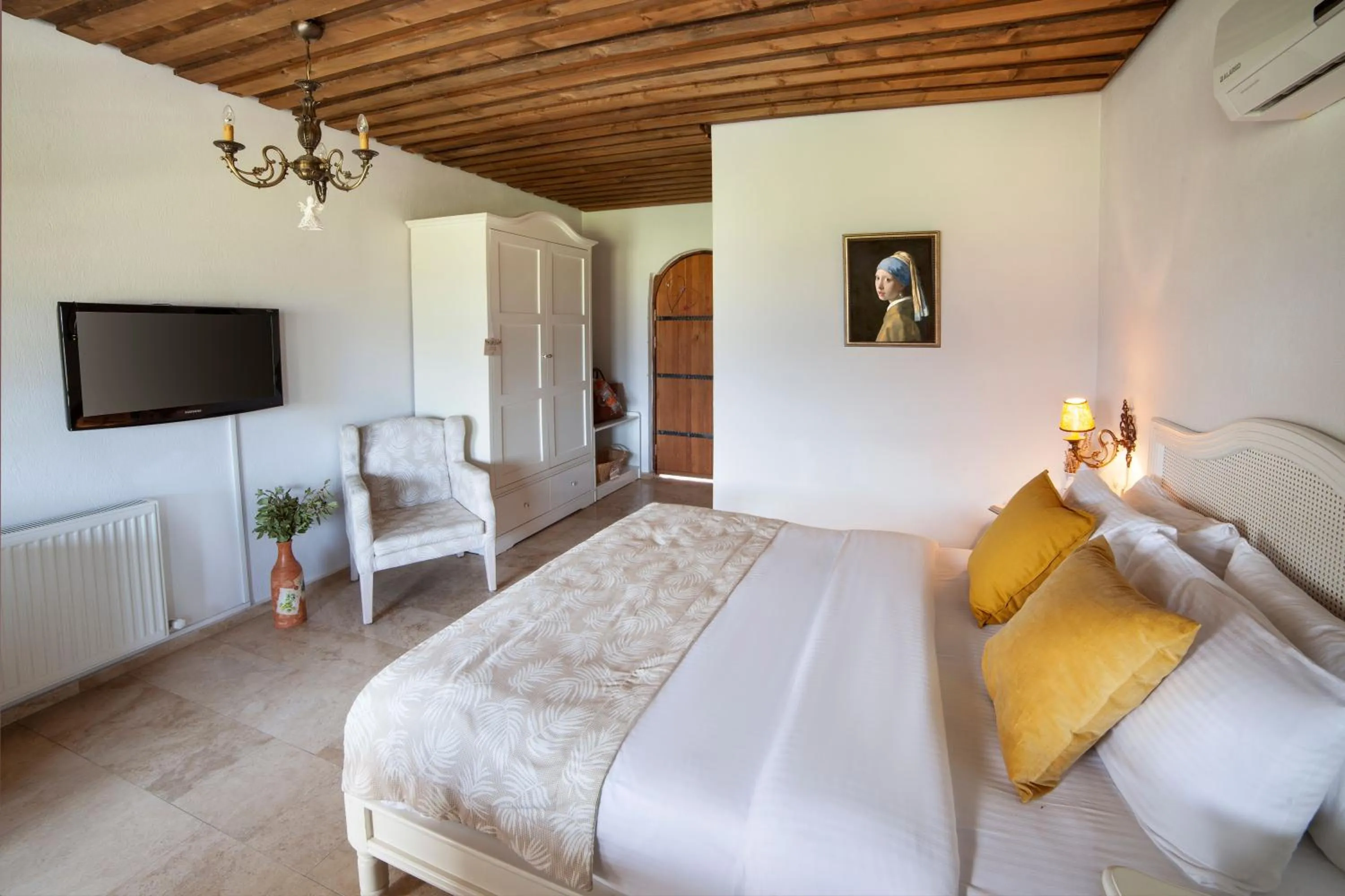 TV and multimedia, Bed in VINIFERA VINEYARDS HOTEL