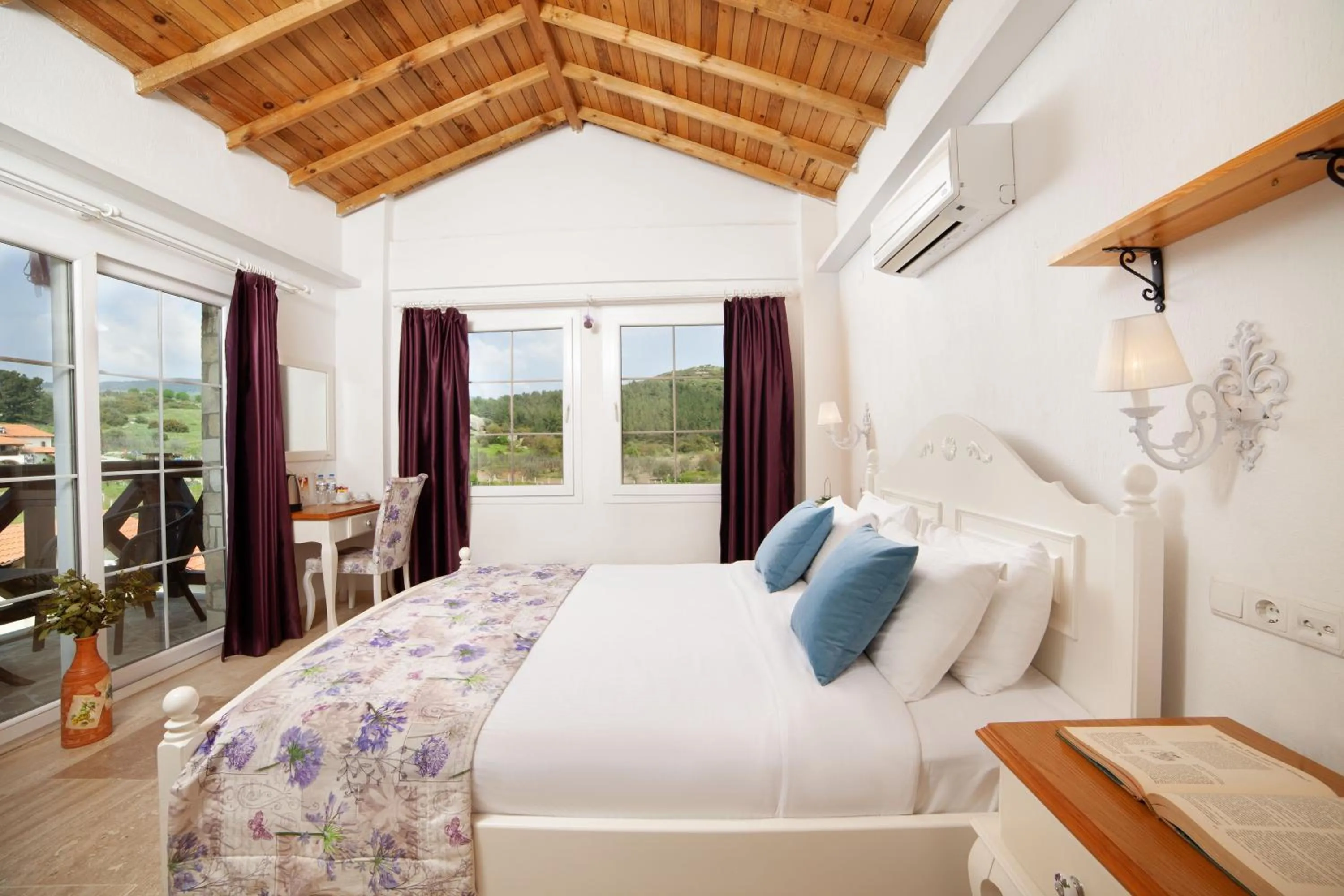 Balcony/Terrace, Bed in VINIFERA VINEYARDS HOTEL