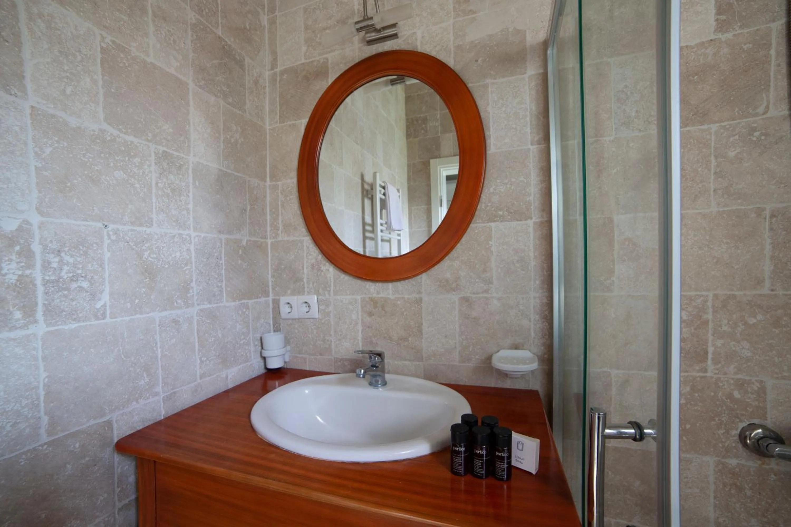 Shower in VINIFERA VINEYARDS HOTEL