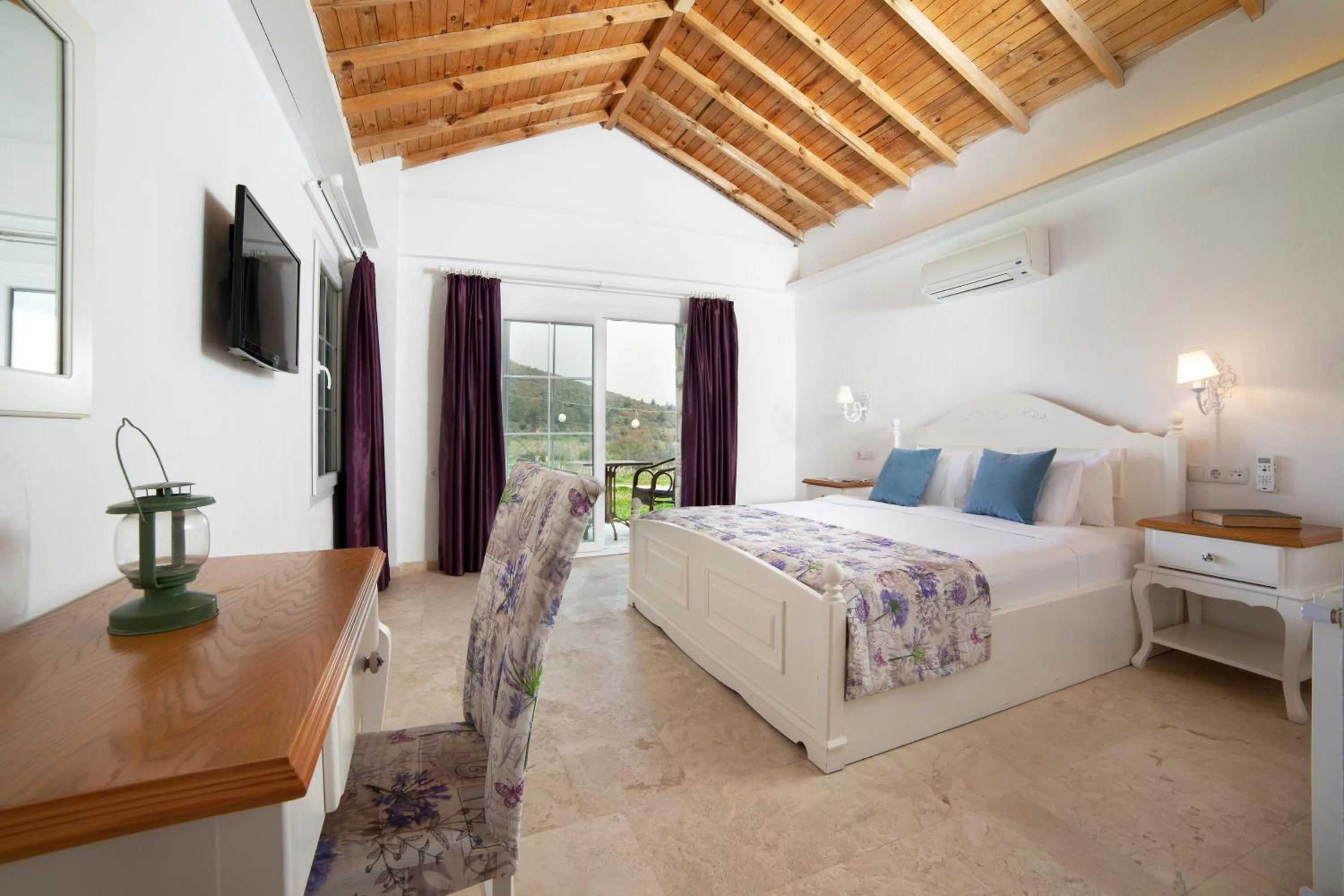 Garden view, Bed in VINIFERA VINEYARDS HOTEL