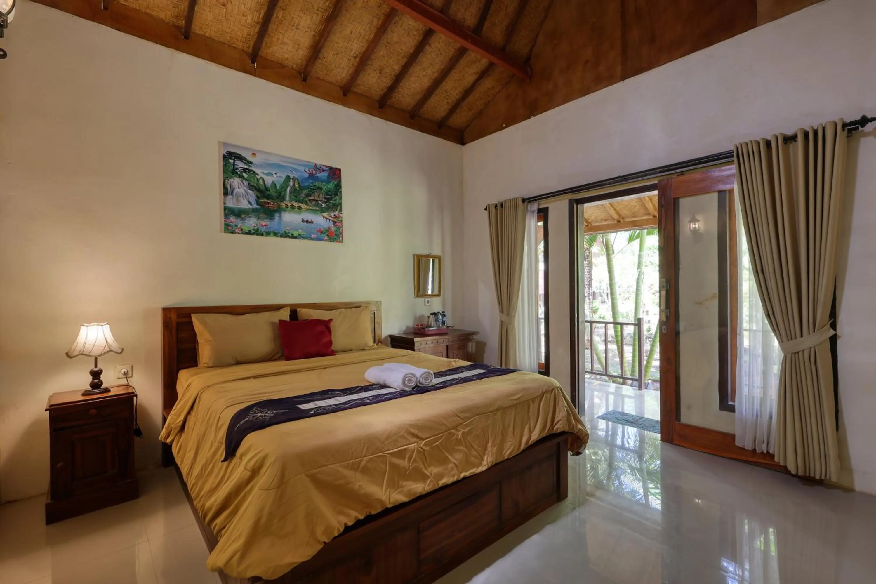 Bed in Kubu Artha Bungalow Nusa Penida