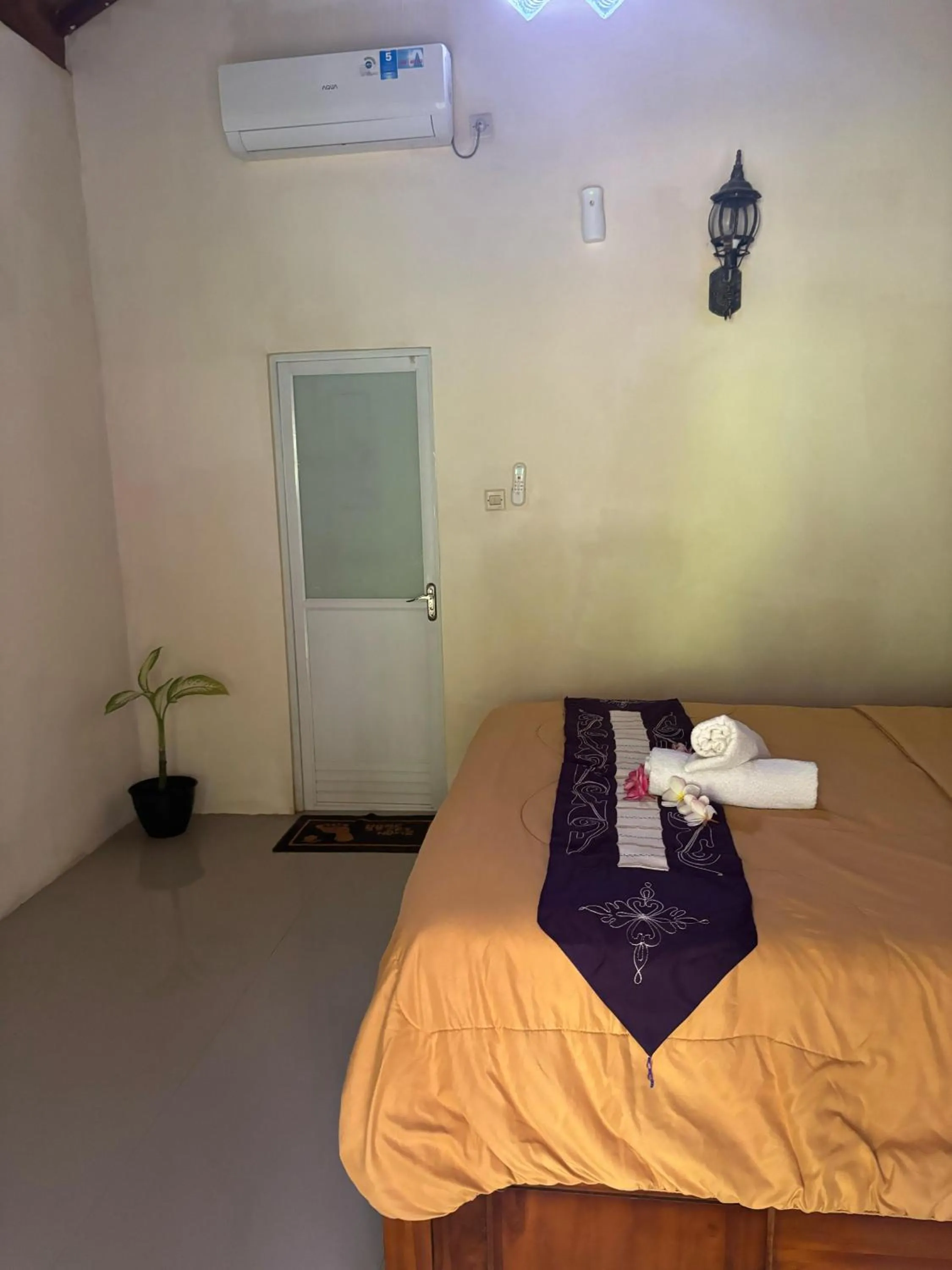 Bedroom, Bed in Kubu Artha Bungalow Nusa Penida