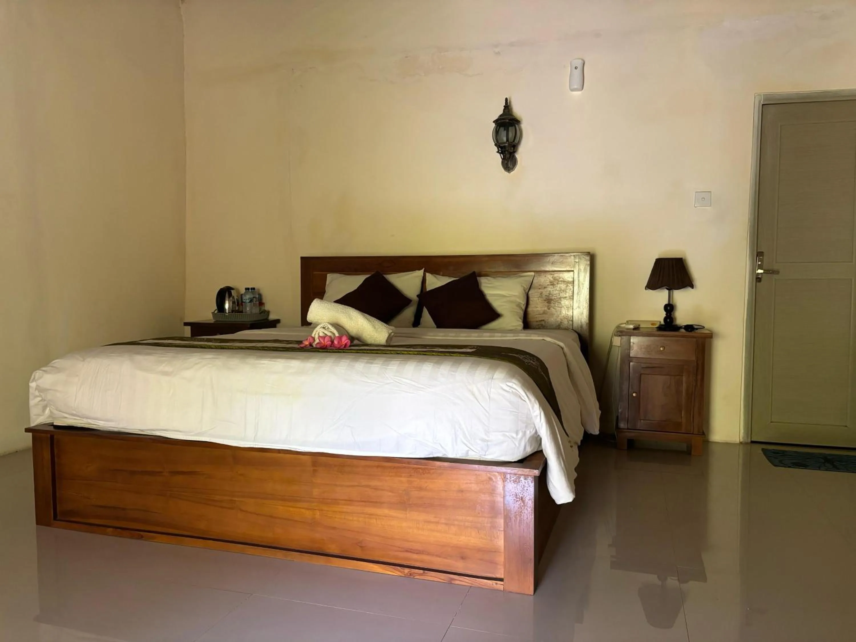 Bedroom, Bed in Kubu Artha Bungalow Nusa Penida