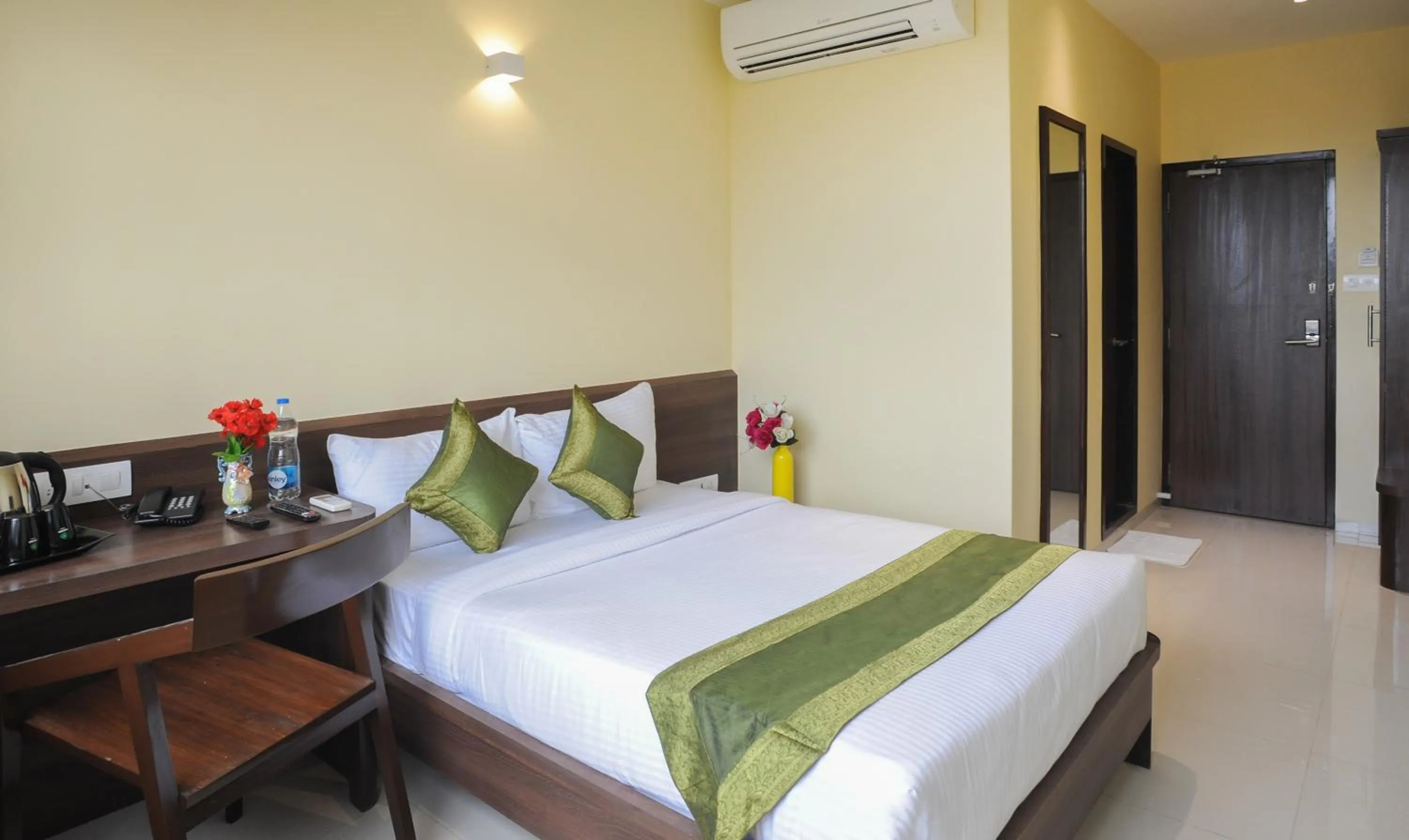 Bedroom, Bed in Treebo Balaji Residency, Kolhapur