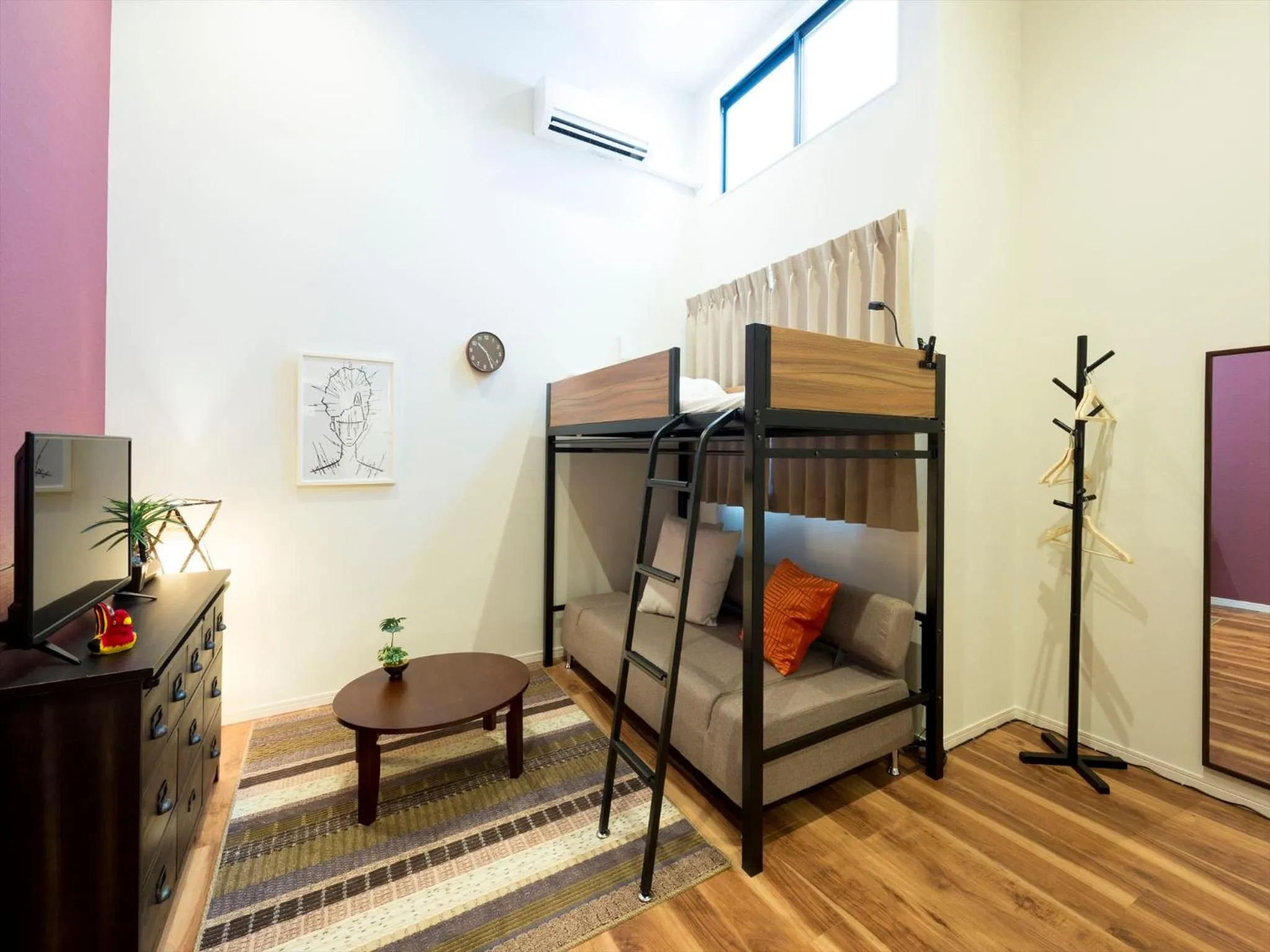 Living room, Bed in TRIP POD TSUMASHOJI