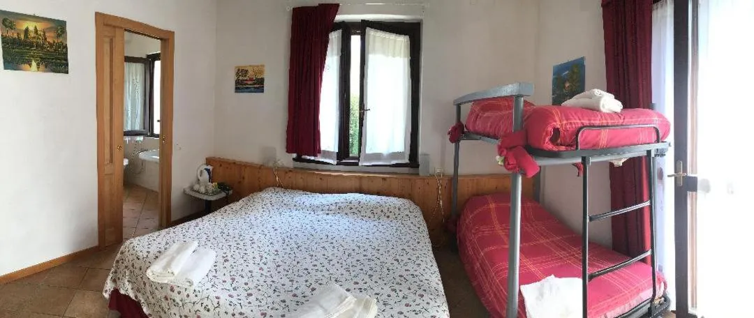 Photo of the whole room, Bed in albergo panoramico