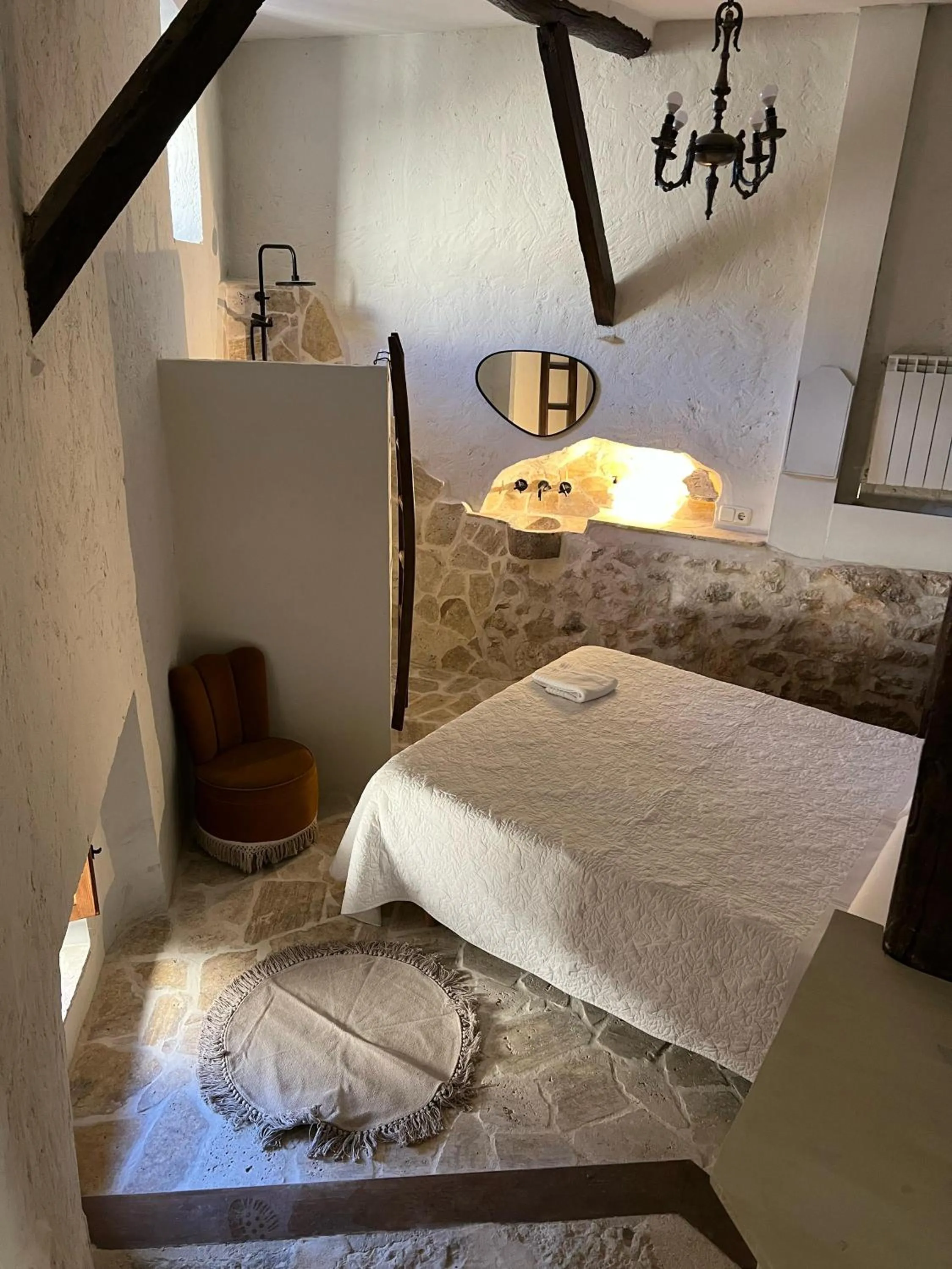 Shower, Bed in Casa Rural La Chocolateria