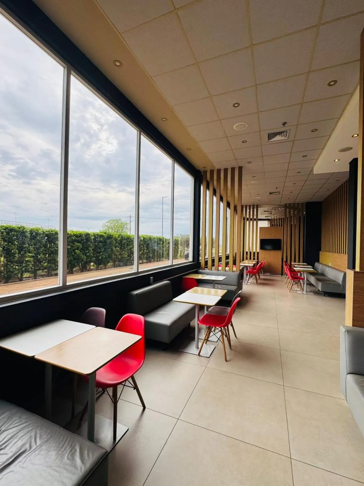 Restaurant/places to eat in ibis Tatui