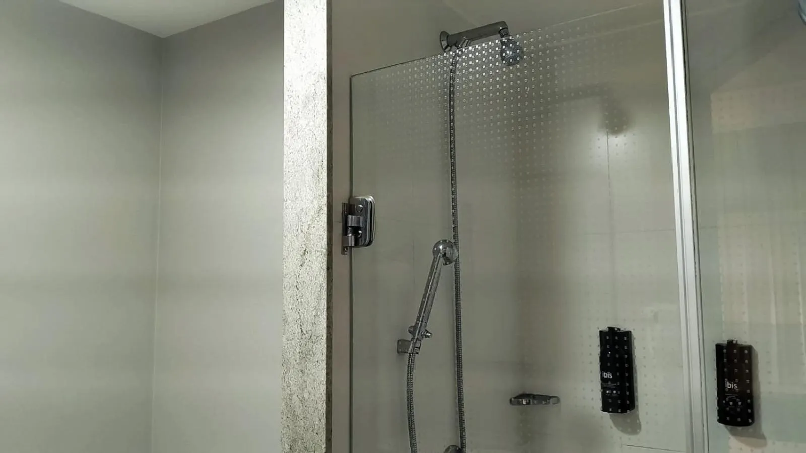 Shower in ibis Tatui