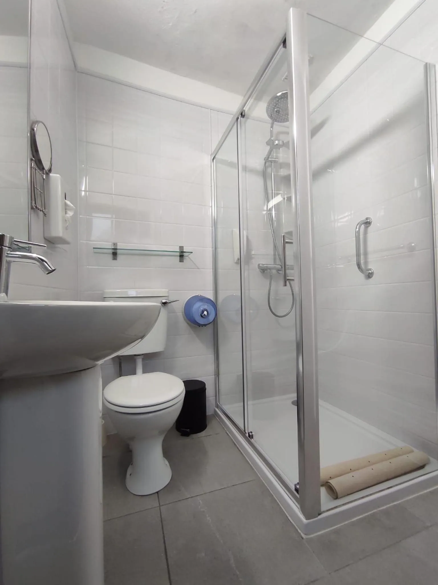 Shower in Ashley Hotel