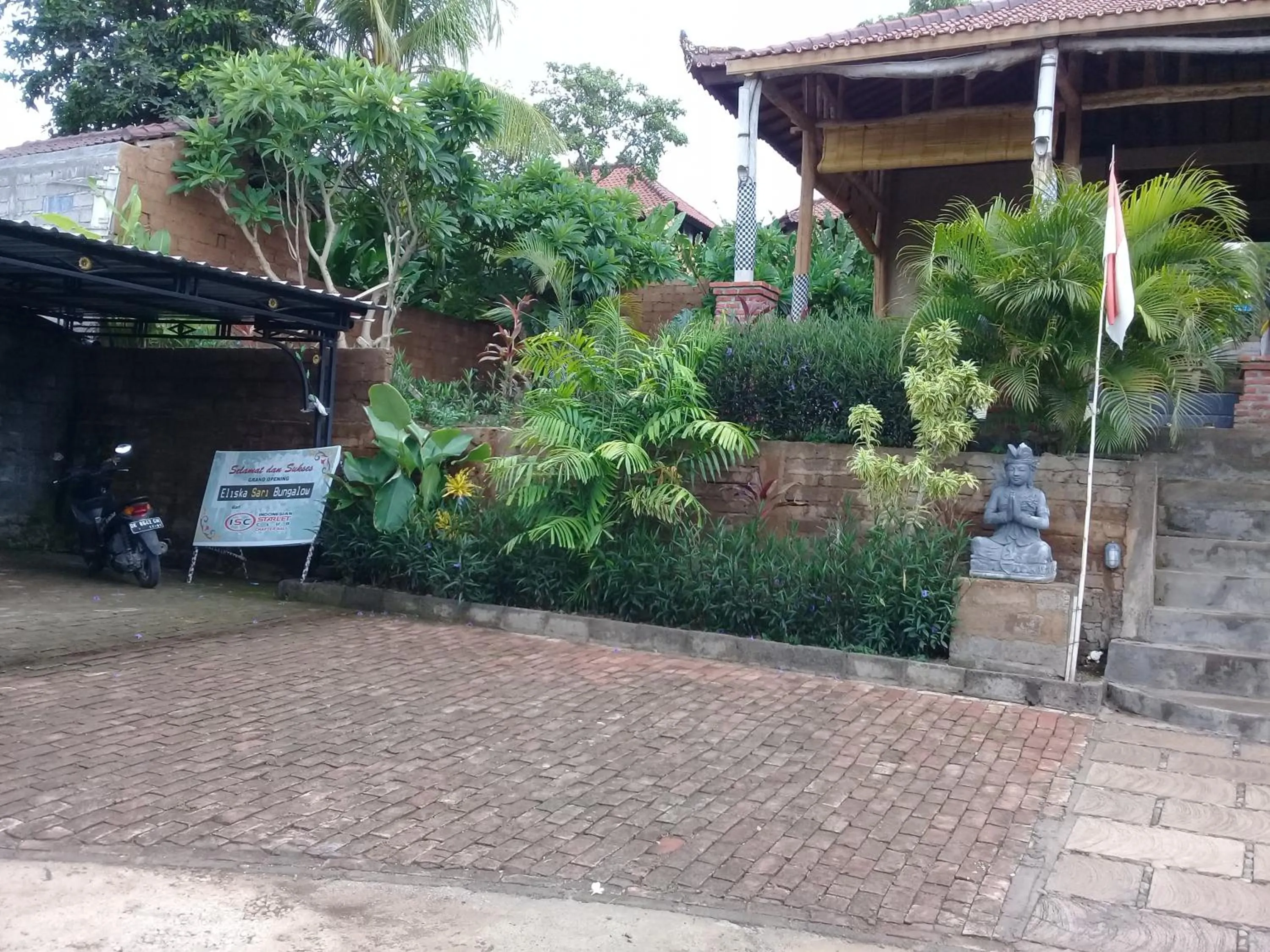 Facade/entrance in Eliska Sari Bungalows Sumberkima