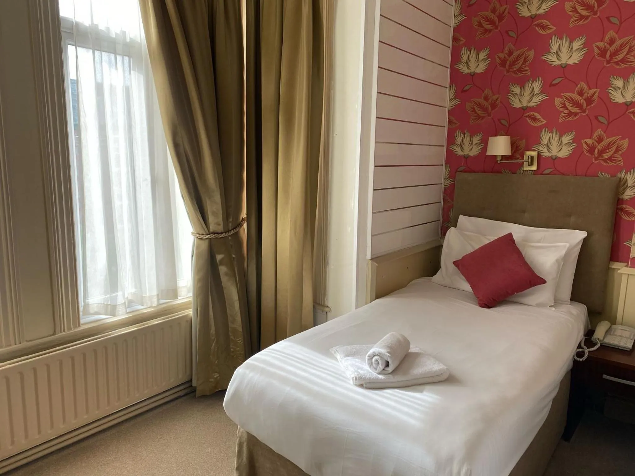 Bedroom, Bed in Maples House Hotel