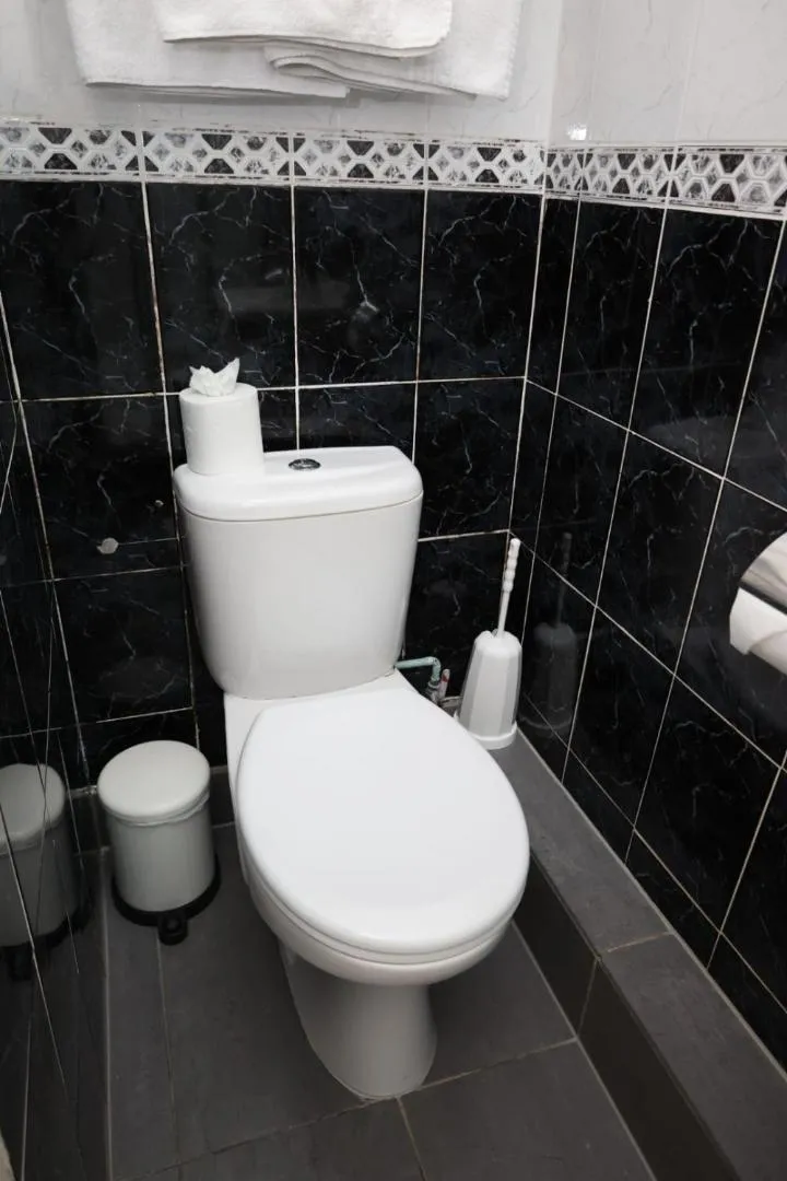 Toilet in Maples House Hotel