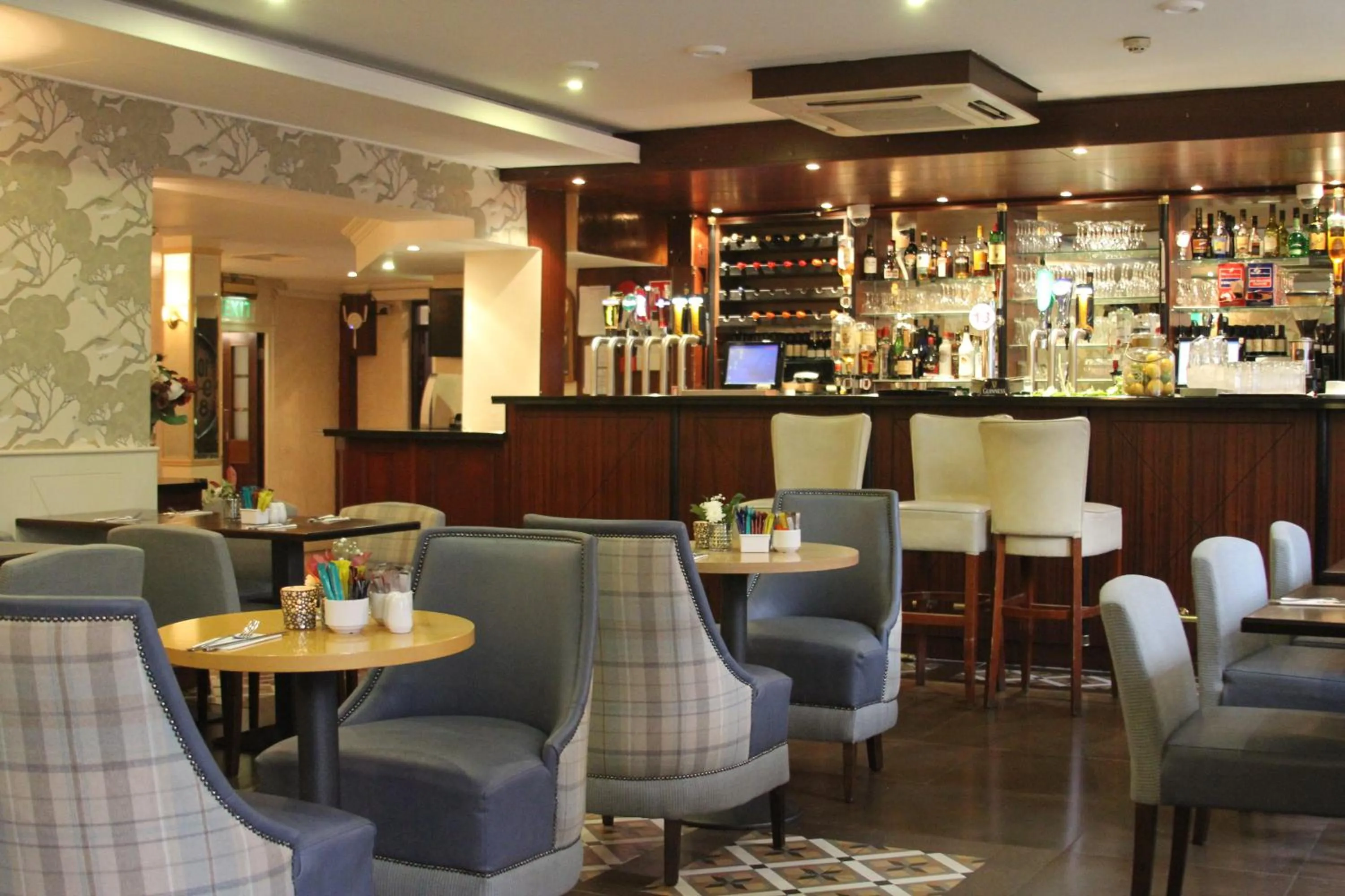 Restaurant/places to eat in Maples House Hotel