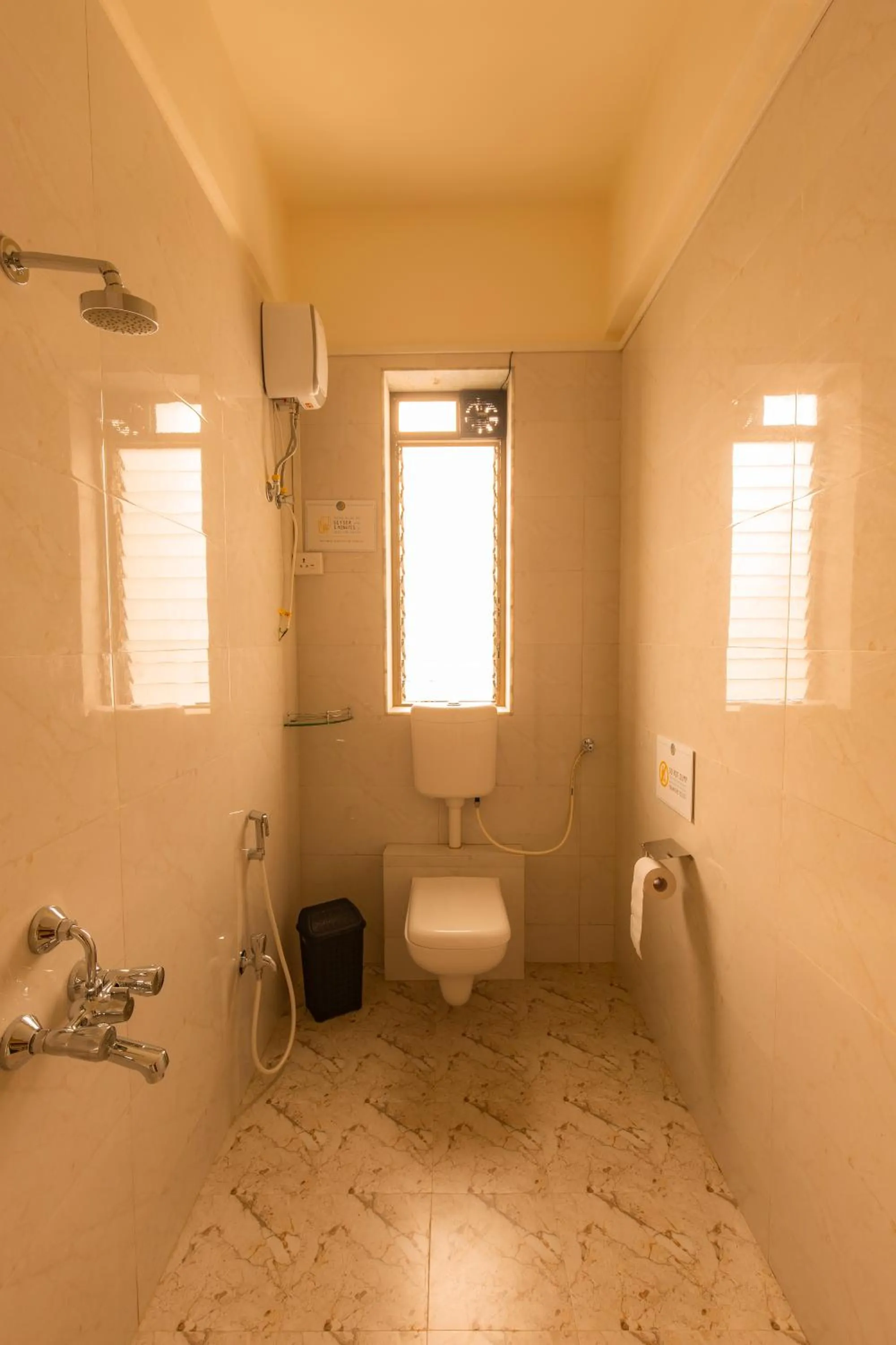 Toilet in Locomo Hostel OG - Stay Work Eat