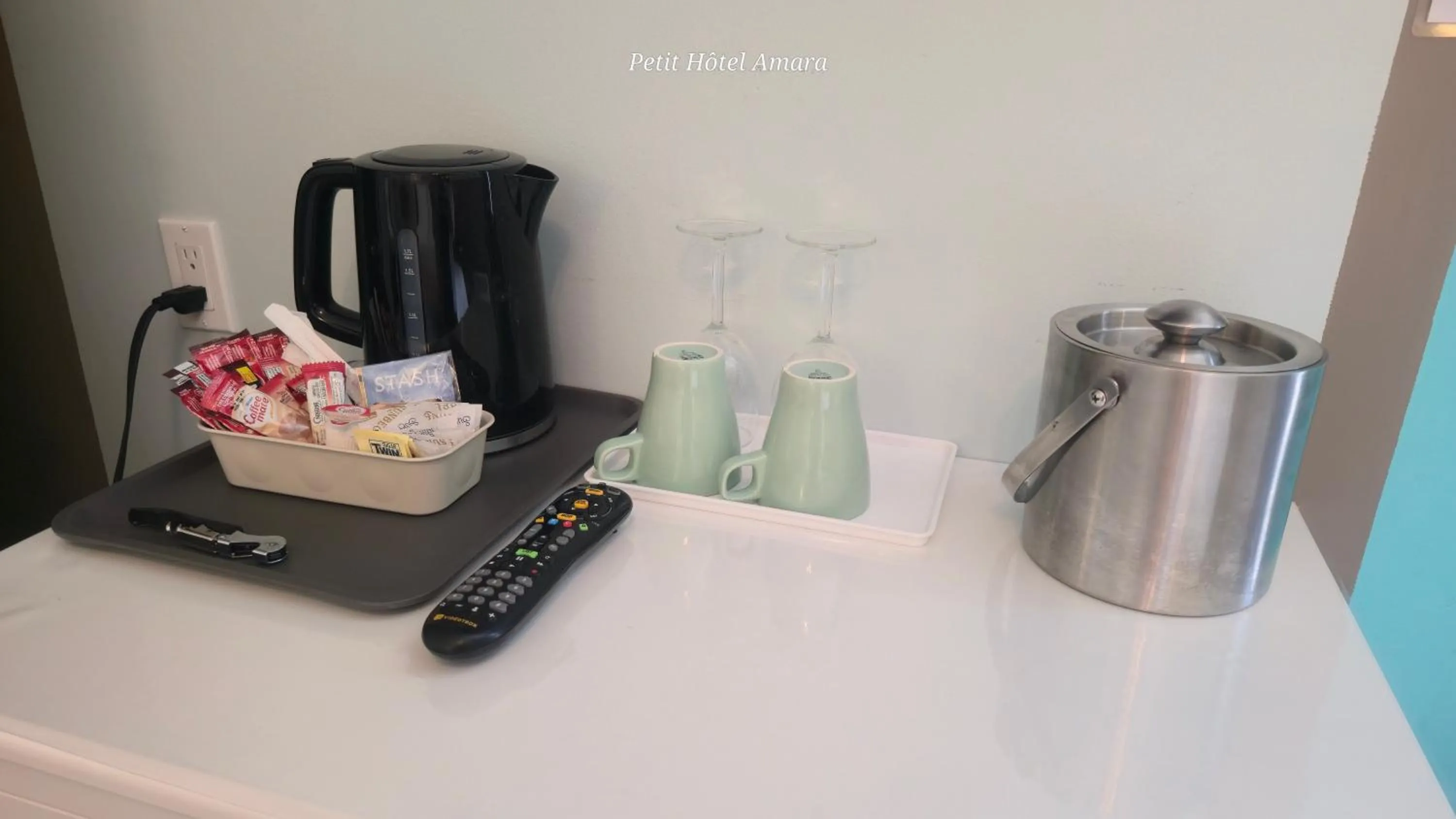 Coffee/tea facilities in Petit Hôtel Amara