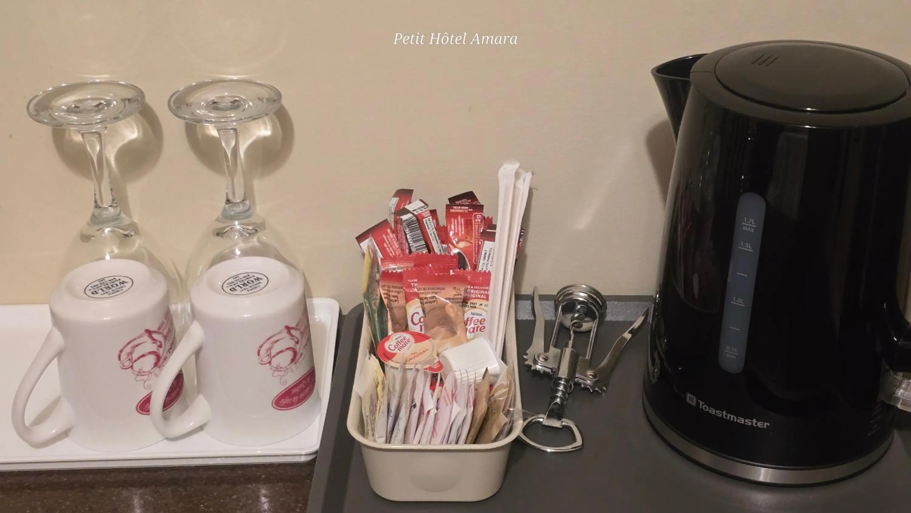 Coffee/tea facilities in Petit Hôtel Amara