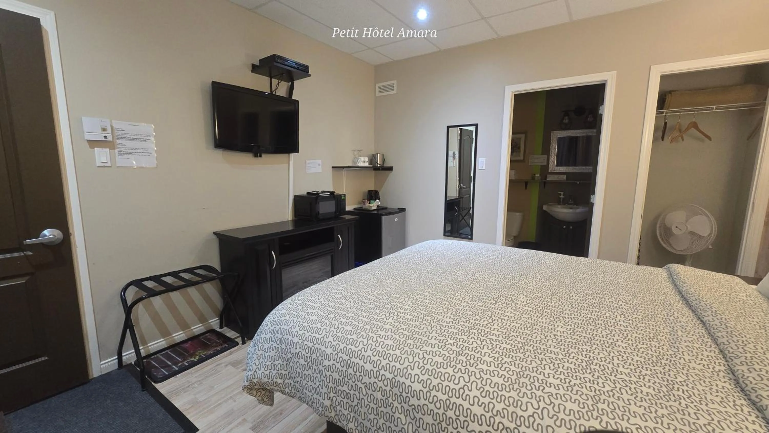 Photo of the whole room, Bed in Petit Hôtel Amara