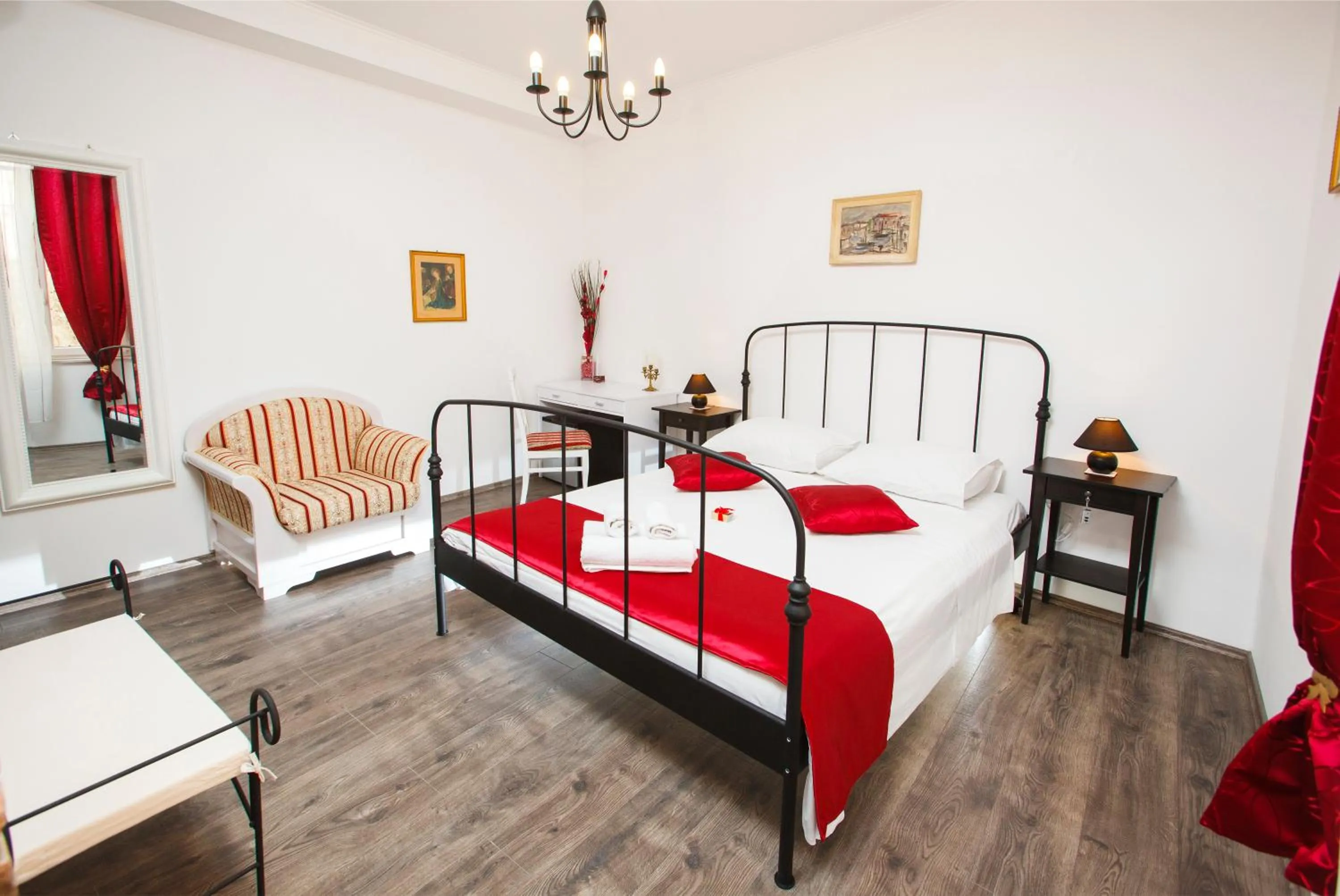 Seating area, Bed in Prior Suites Split