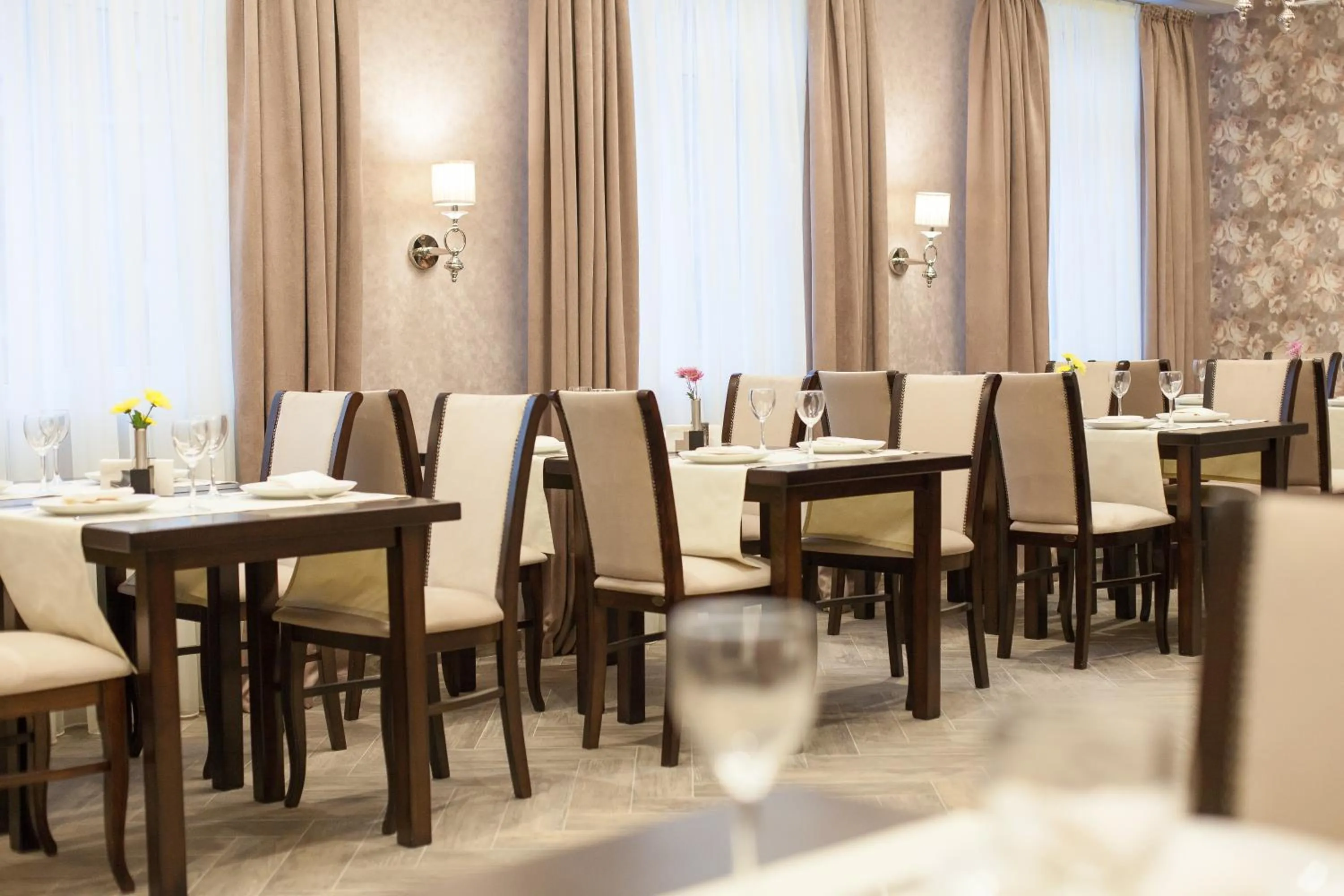 Restaurant/places to eat in West Park Hotel