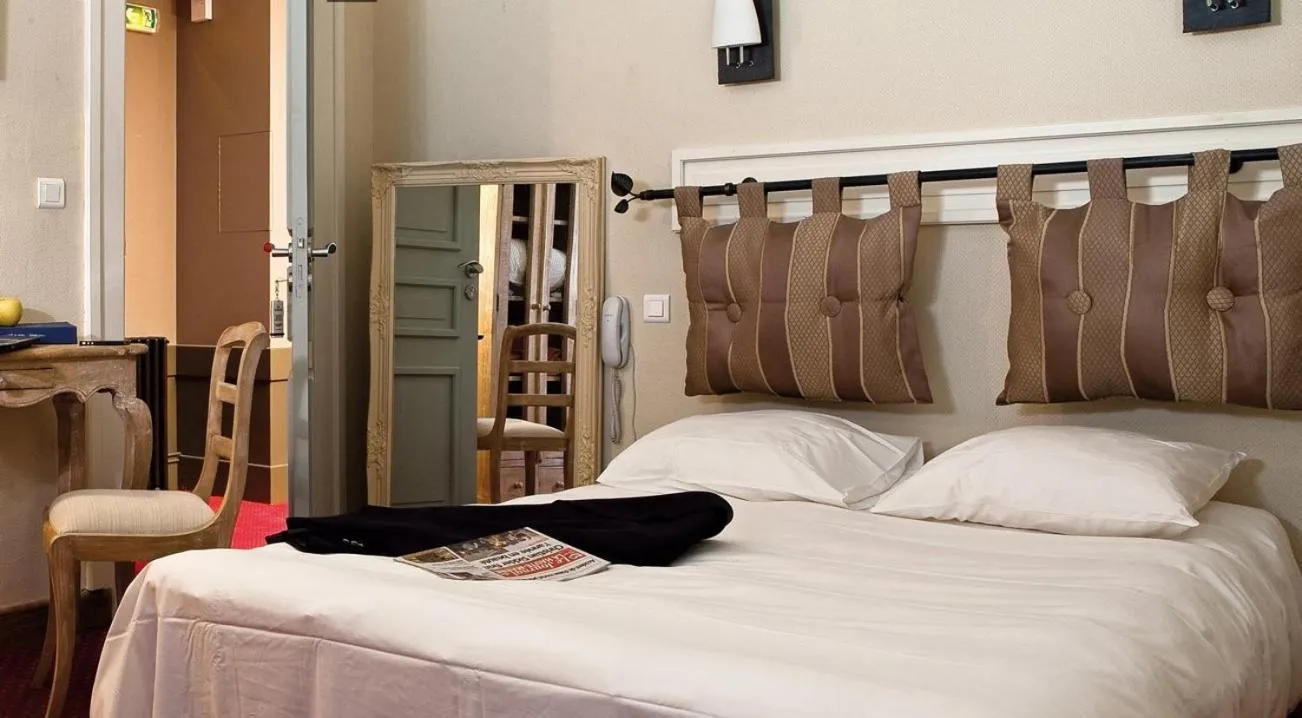 Photo of the whole room, Bed in L'Etoile d'Or