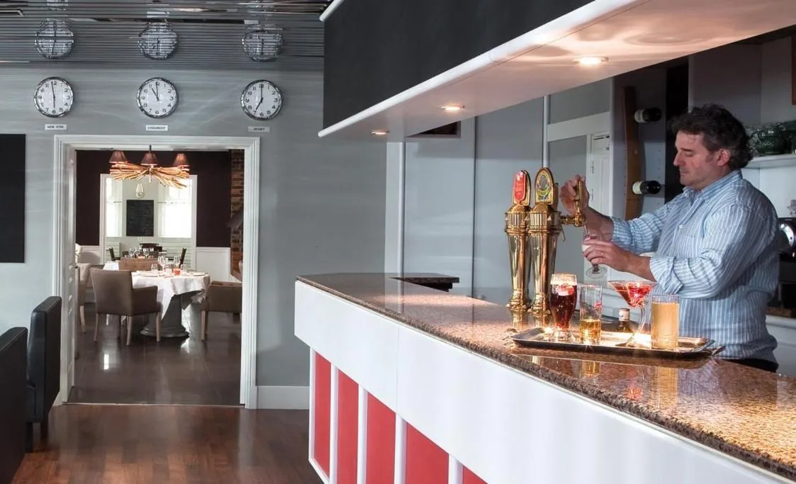 Staff in L'Etoile d'Or