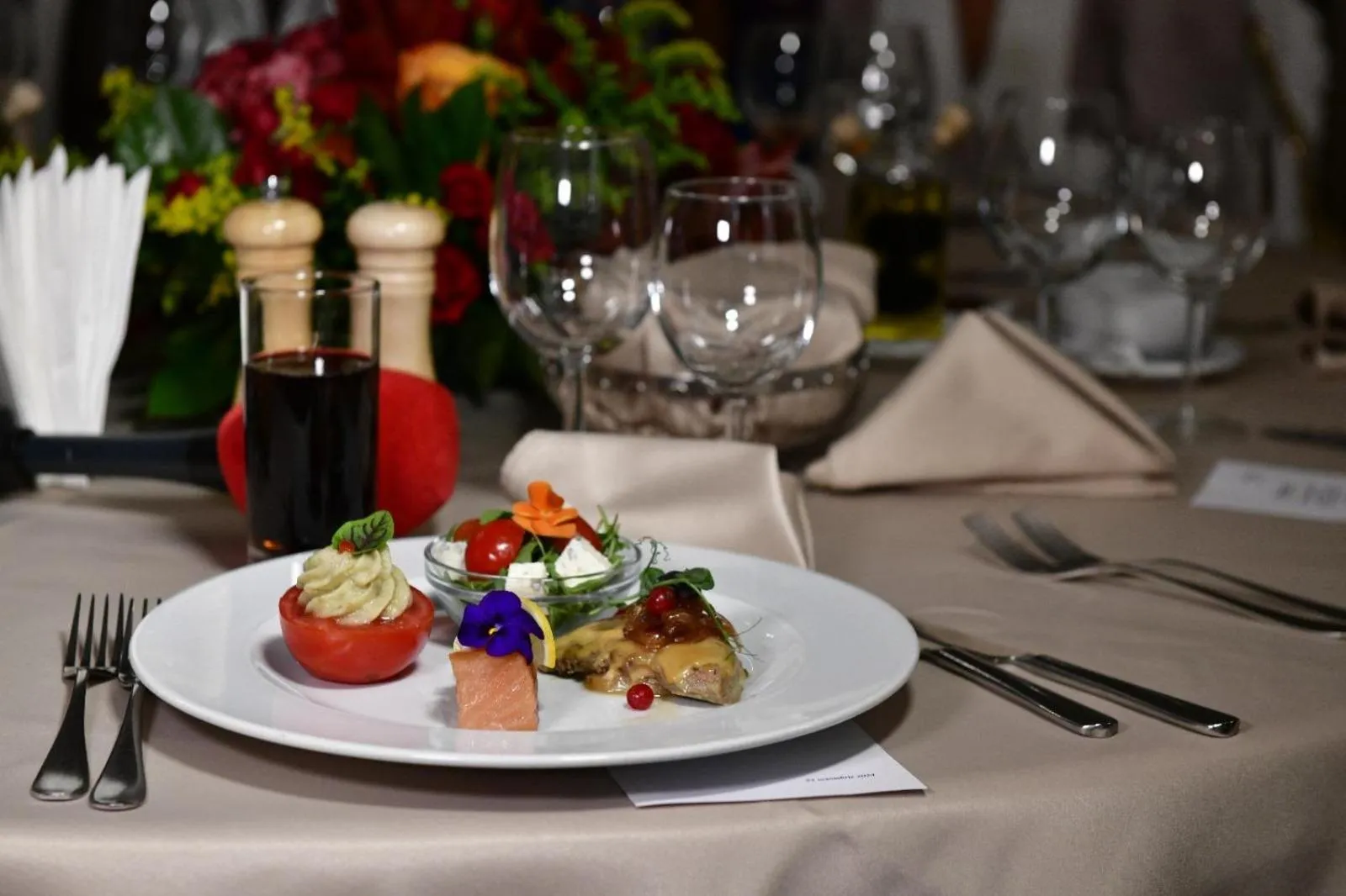 Restaurant/places to eat in Marshal Garden Hotel