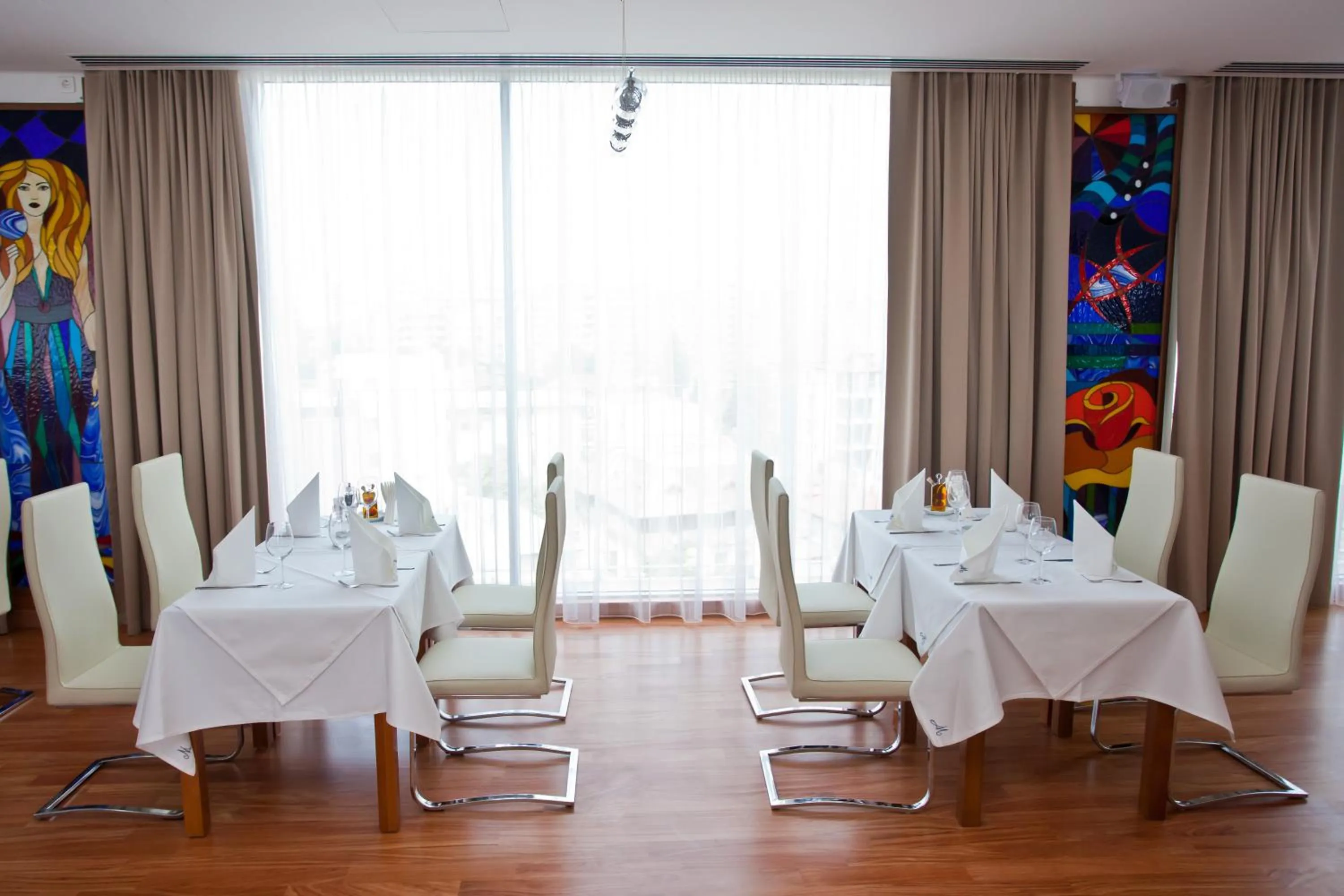 Restaurant/places to eat in Marshal Garden Hotel