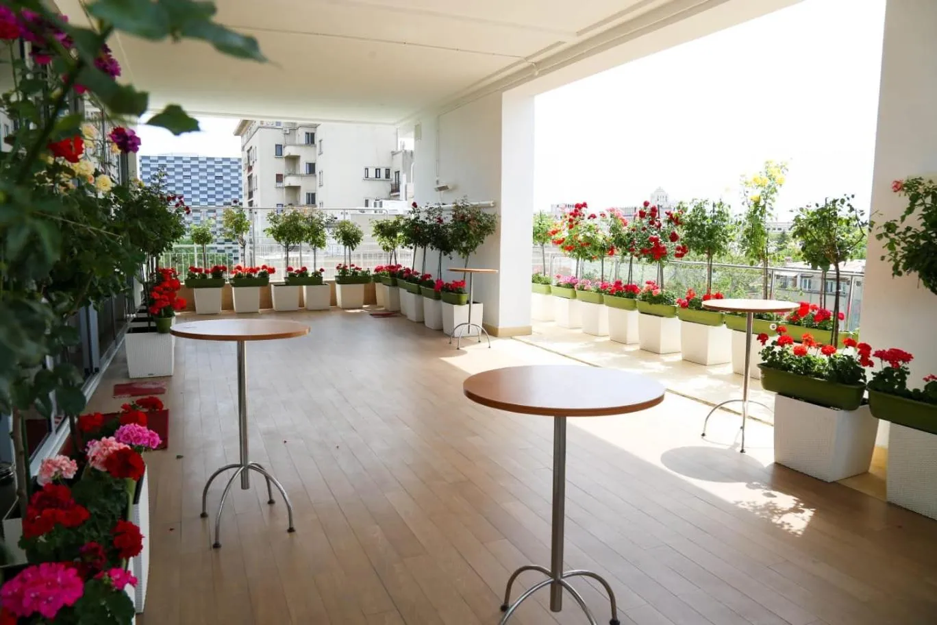 Restaurant/places to eat in Marshal Garden Hotel