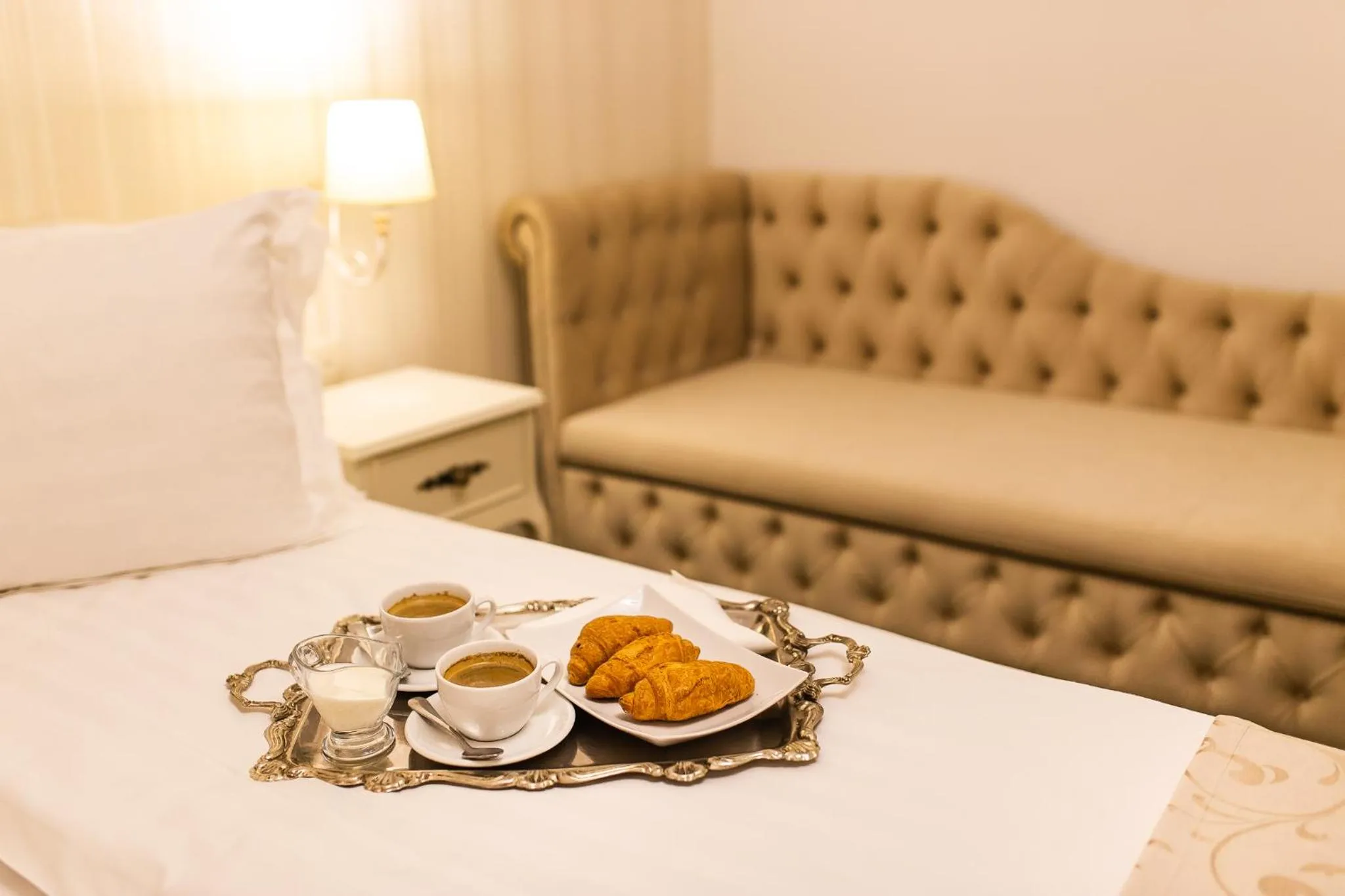 Photo of the whole room, Bed in Ave, Alba!