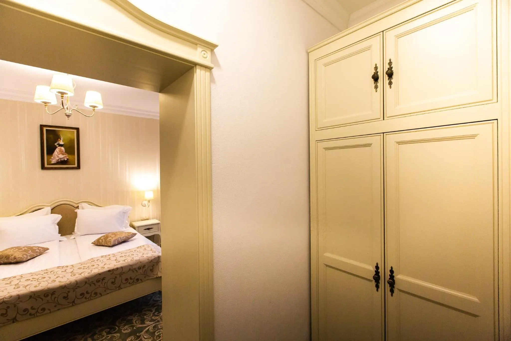 Photo of the whole room, Bed in Ave, Alba!