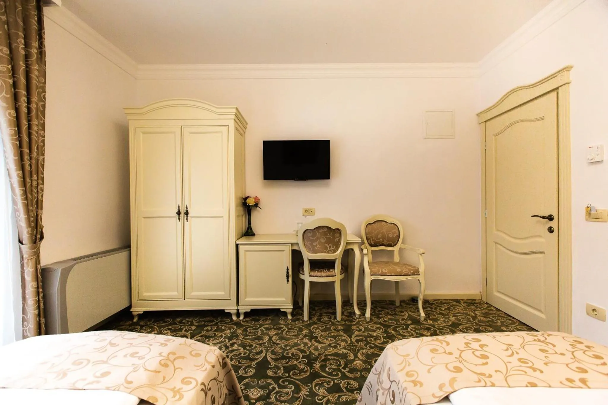 Photo of the whole room, Bed in Ave, Alba!