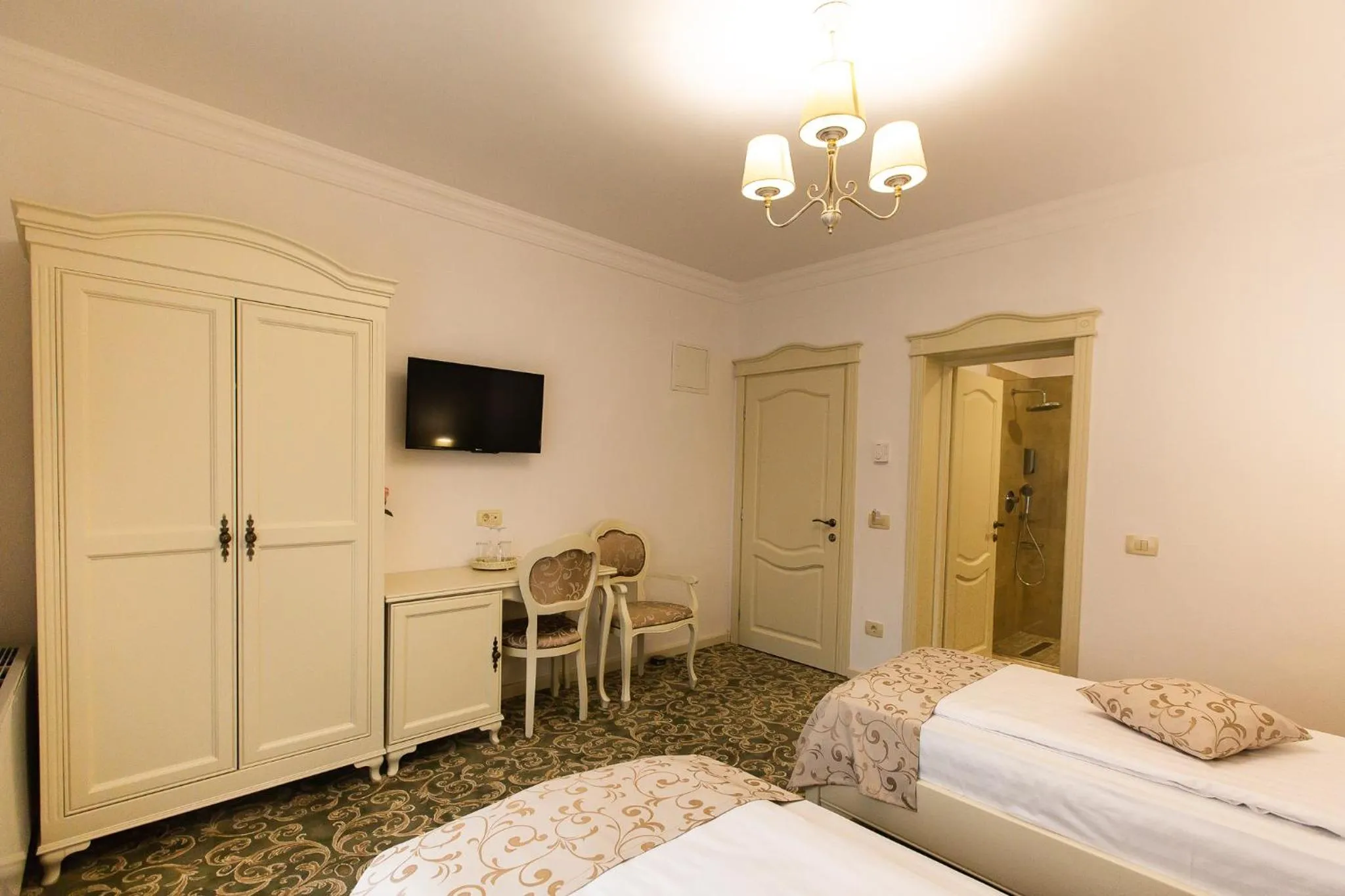 Photo of the whole room, Bed in Ave, Alba!