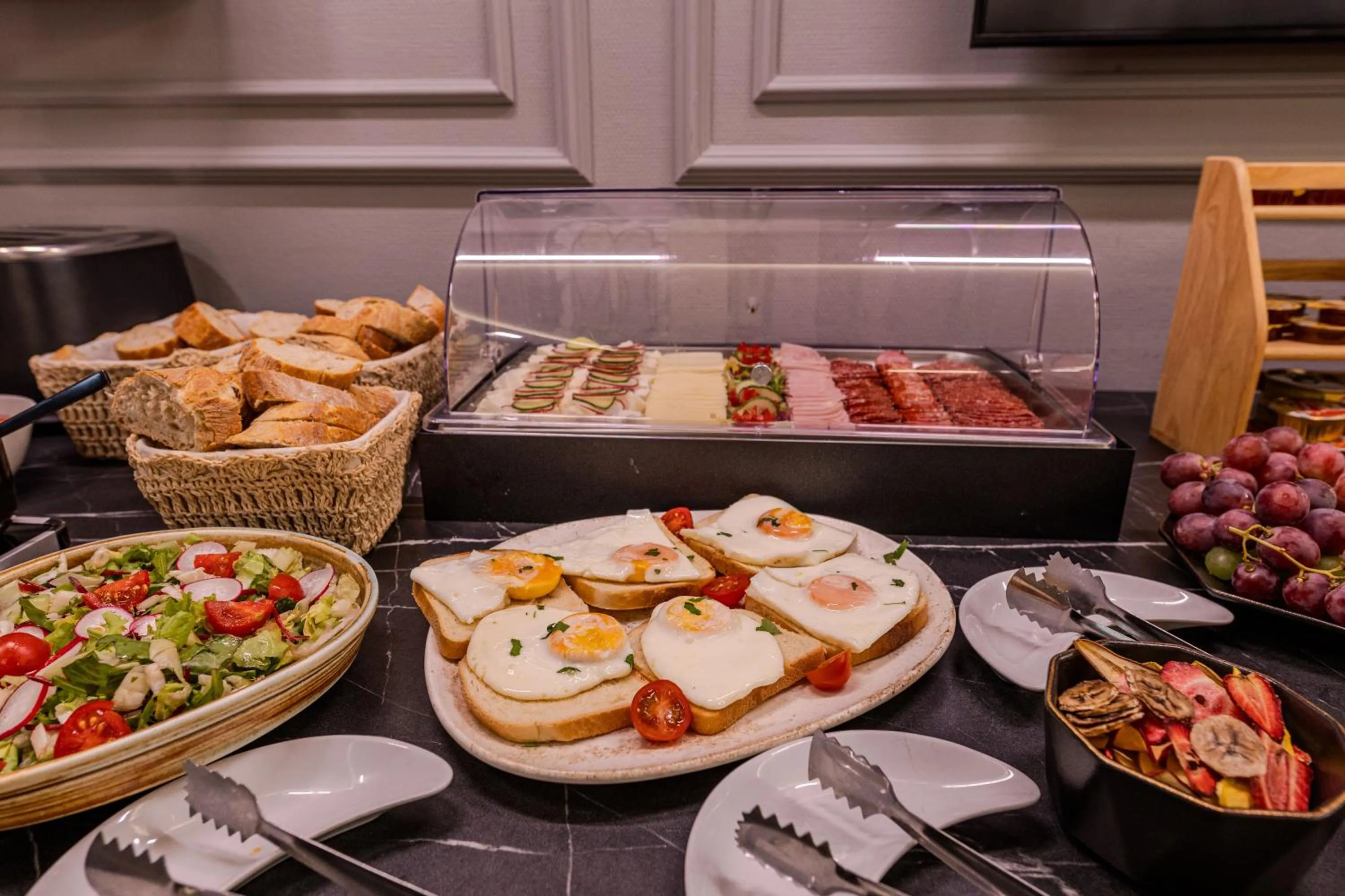 Buffet breakfast in La Maison de Caroline