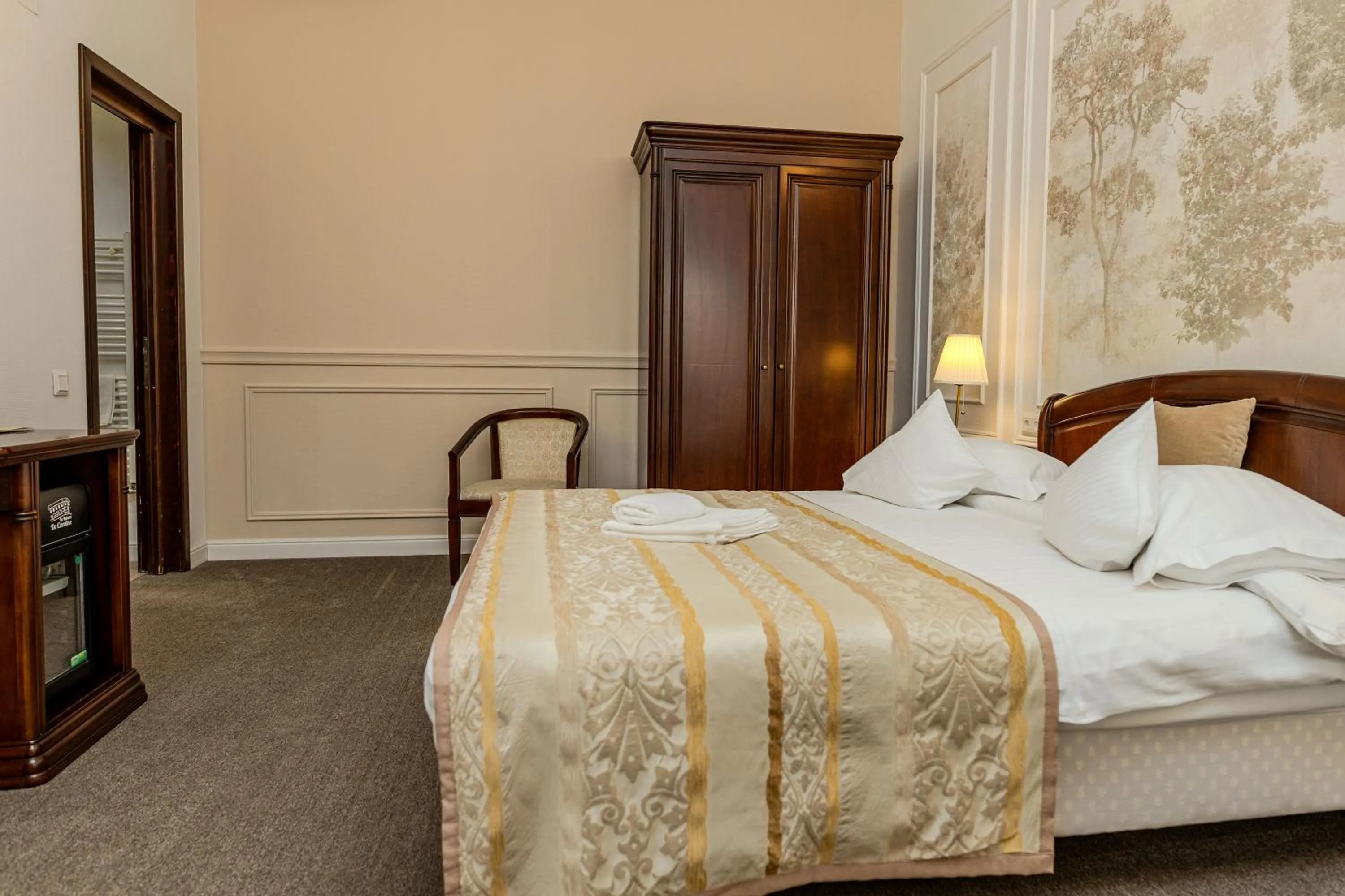 Photo of the whole room, Bed in La Maison de Caroline