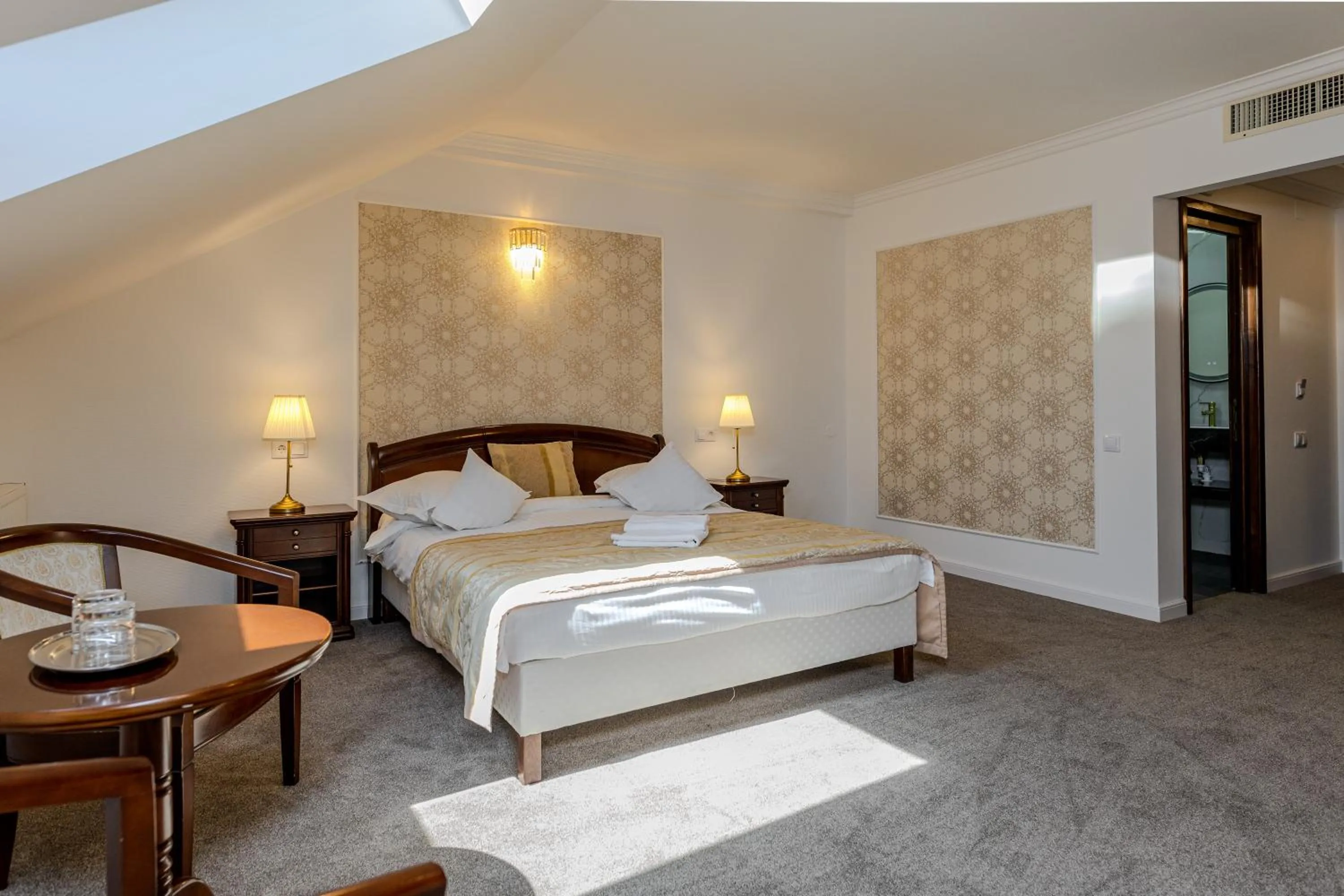 Photo of the whole room, Bed in La Maison de Caroline