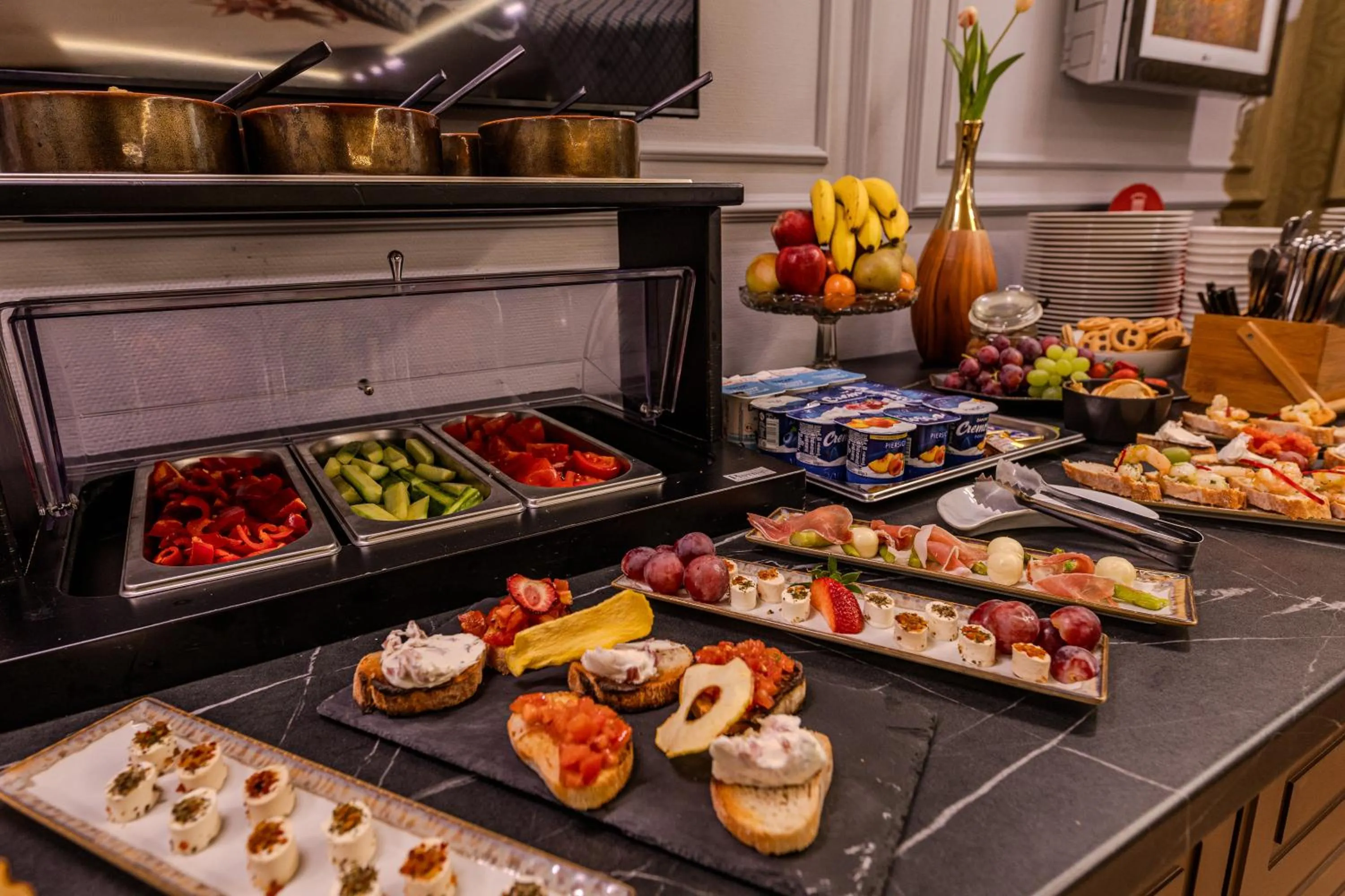 Buffet breakfast in La Maison de Caroline