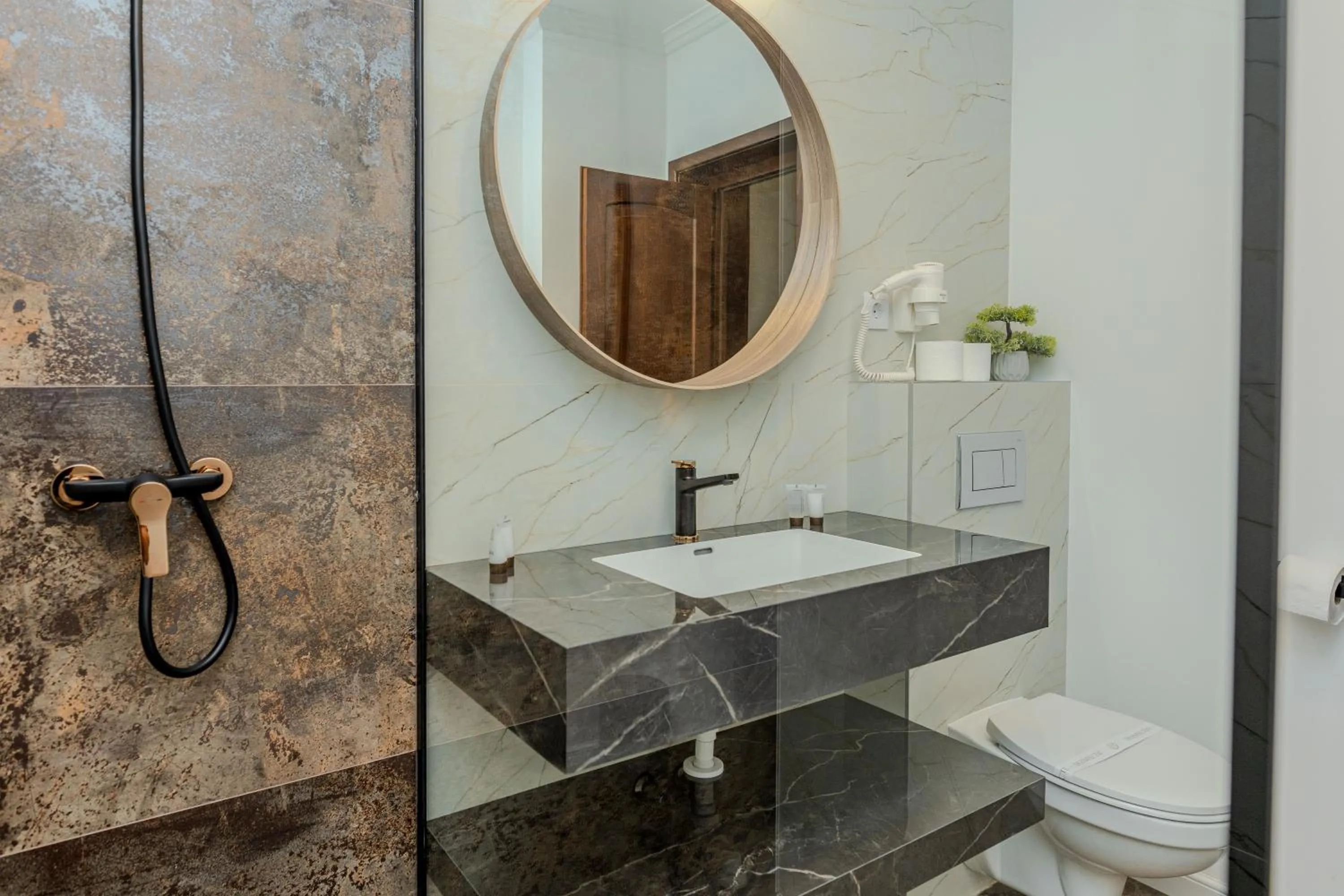 Toilet in La Maison de Caroline