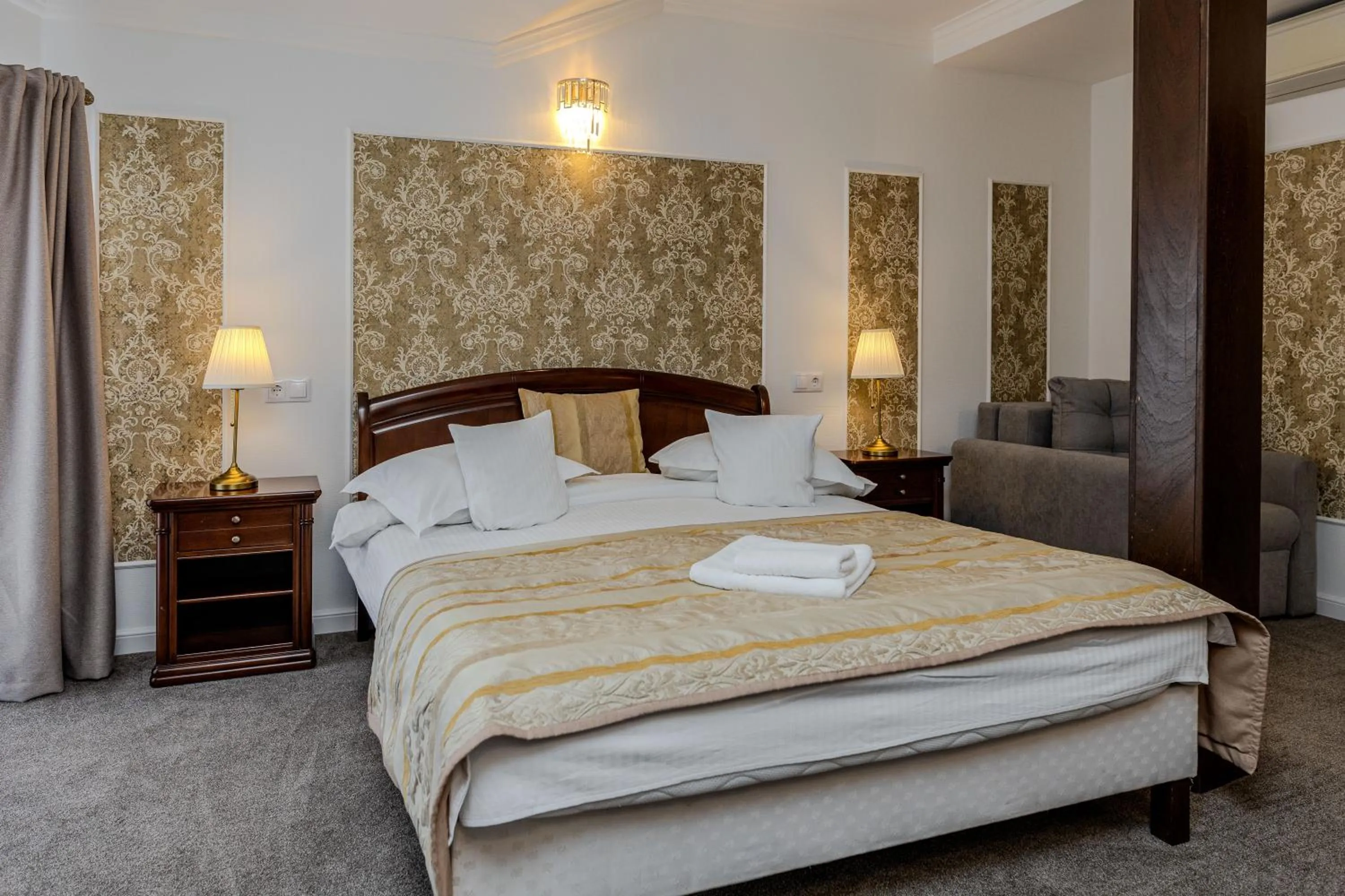 Photo of the whole room, Bed in La Maison de Caroline