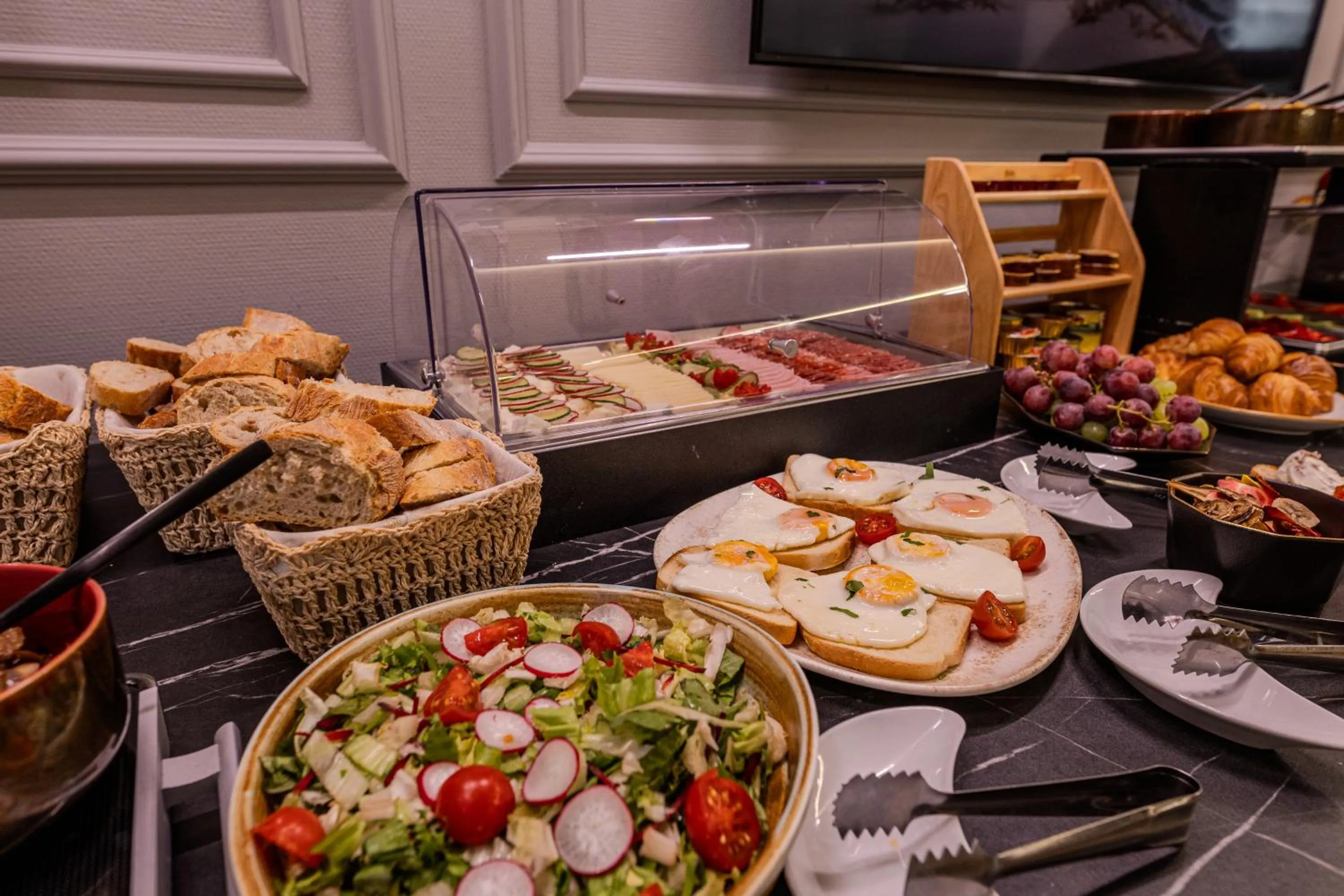 Buffet breakfast in La Maison de Caroline