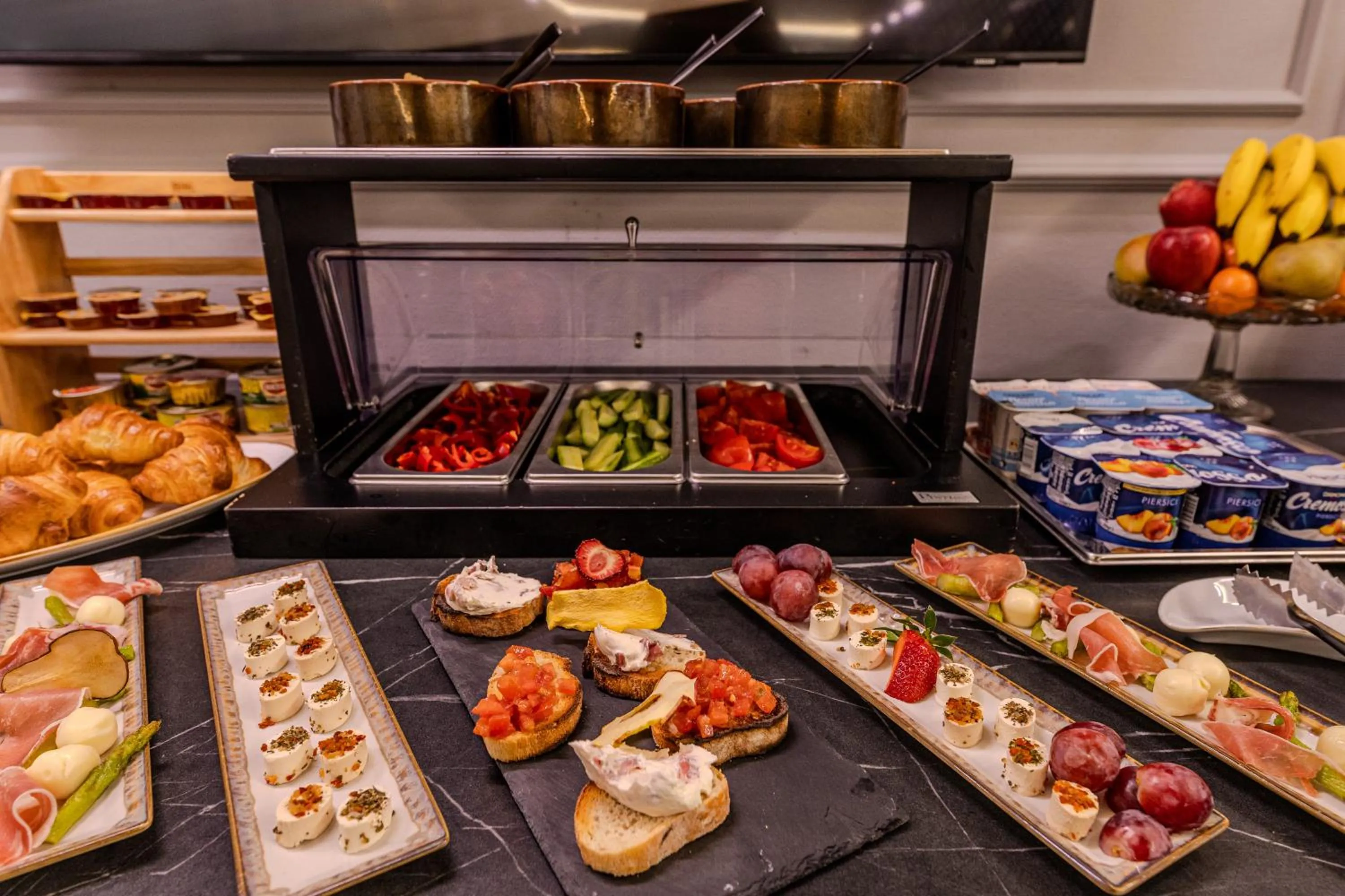 Buffet breakfast in La Maison de Caroline