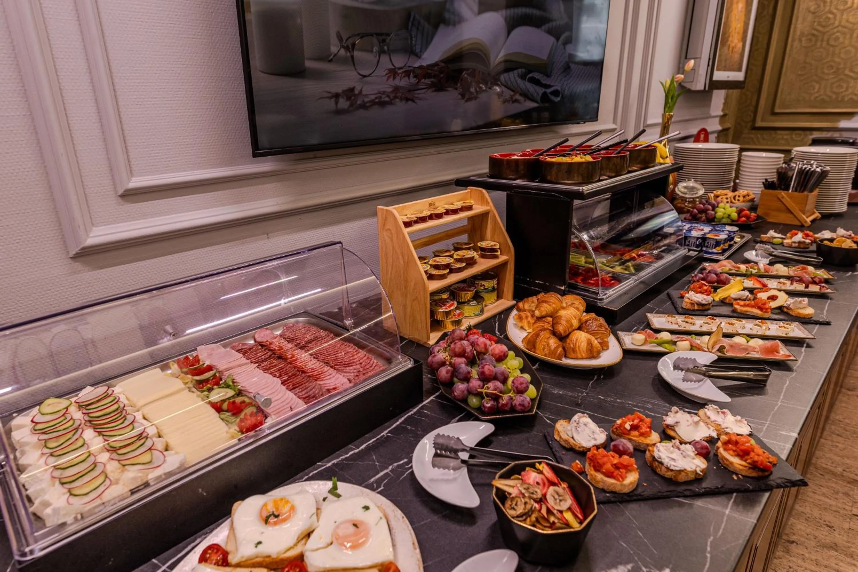 Buffet breakfast in La Maison de Caroline