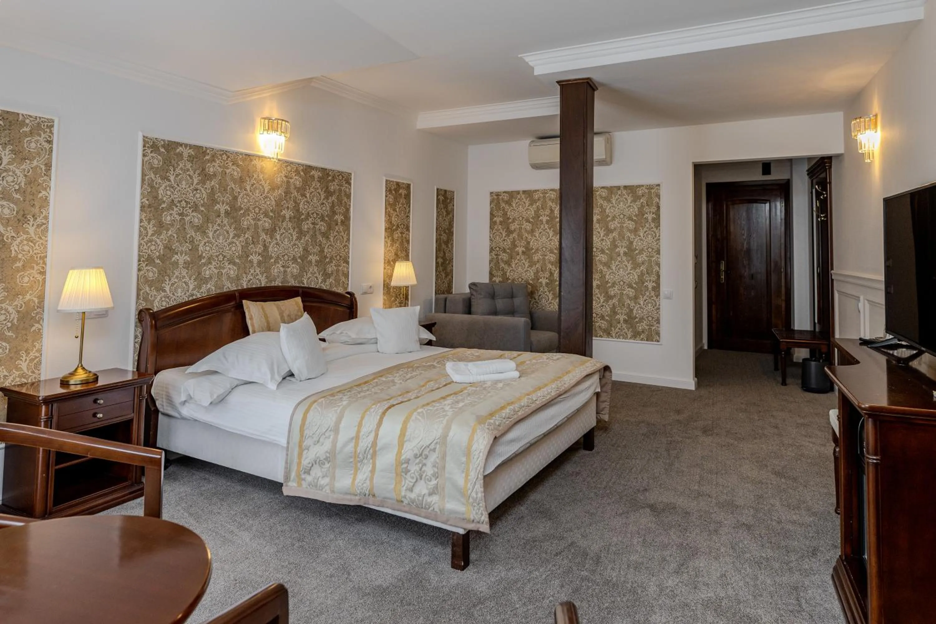 Photo of the whole room, Bed in La Maison de Caroline