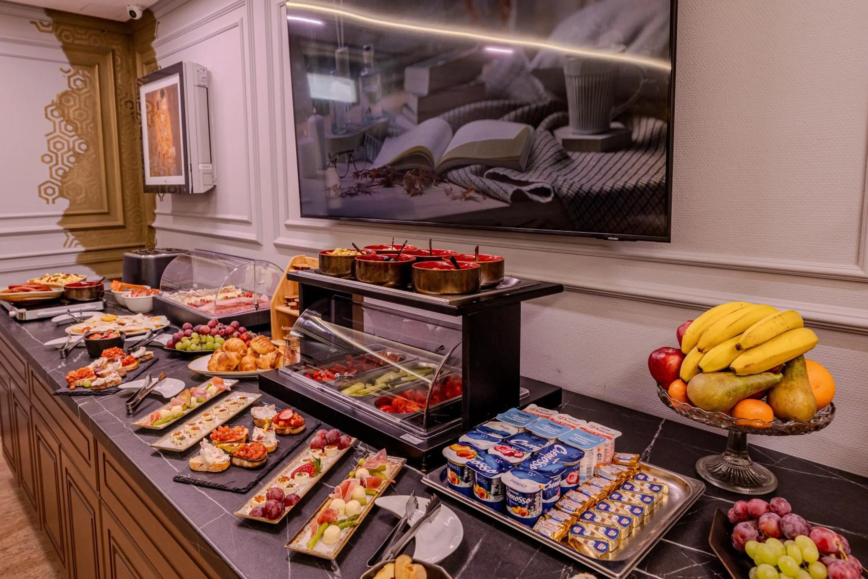 Buffet breakfast in La Maison de Caroline