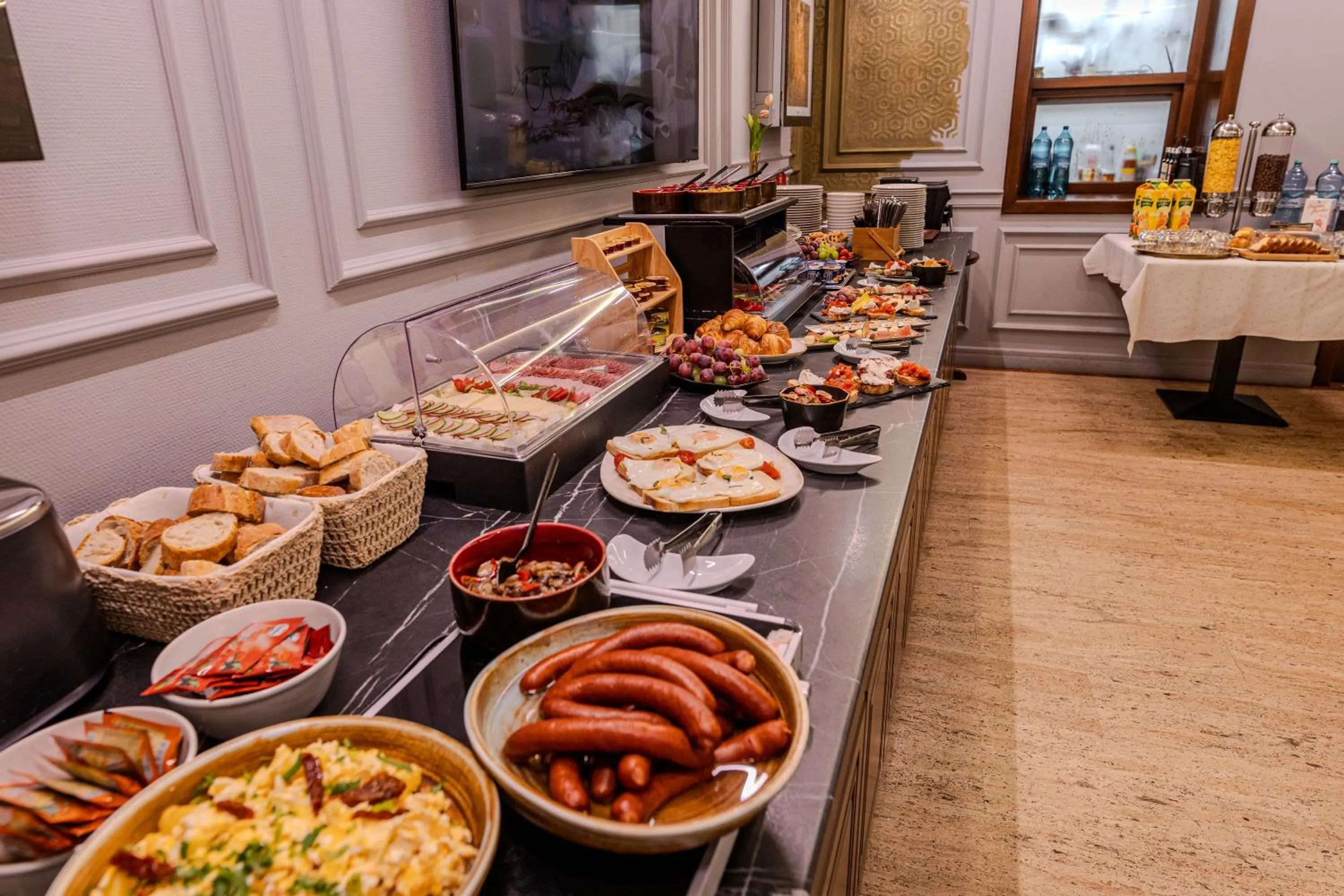 Buffet breakfast in La Maison de Caroline