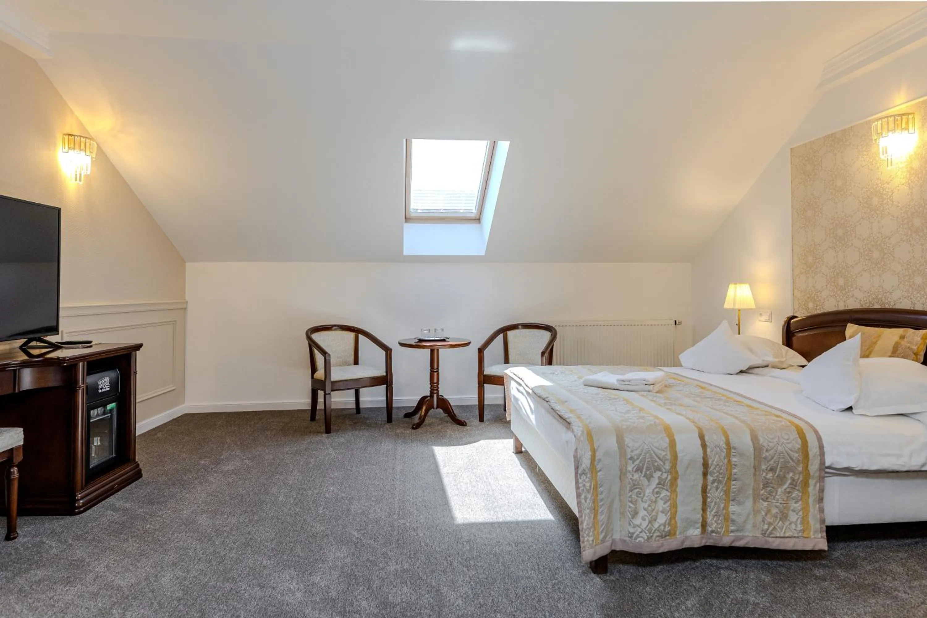 Photo of the whole room, Bed in La Maison de Caroline