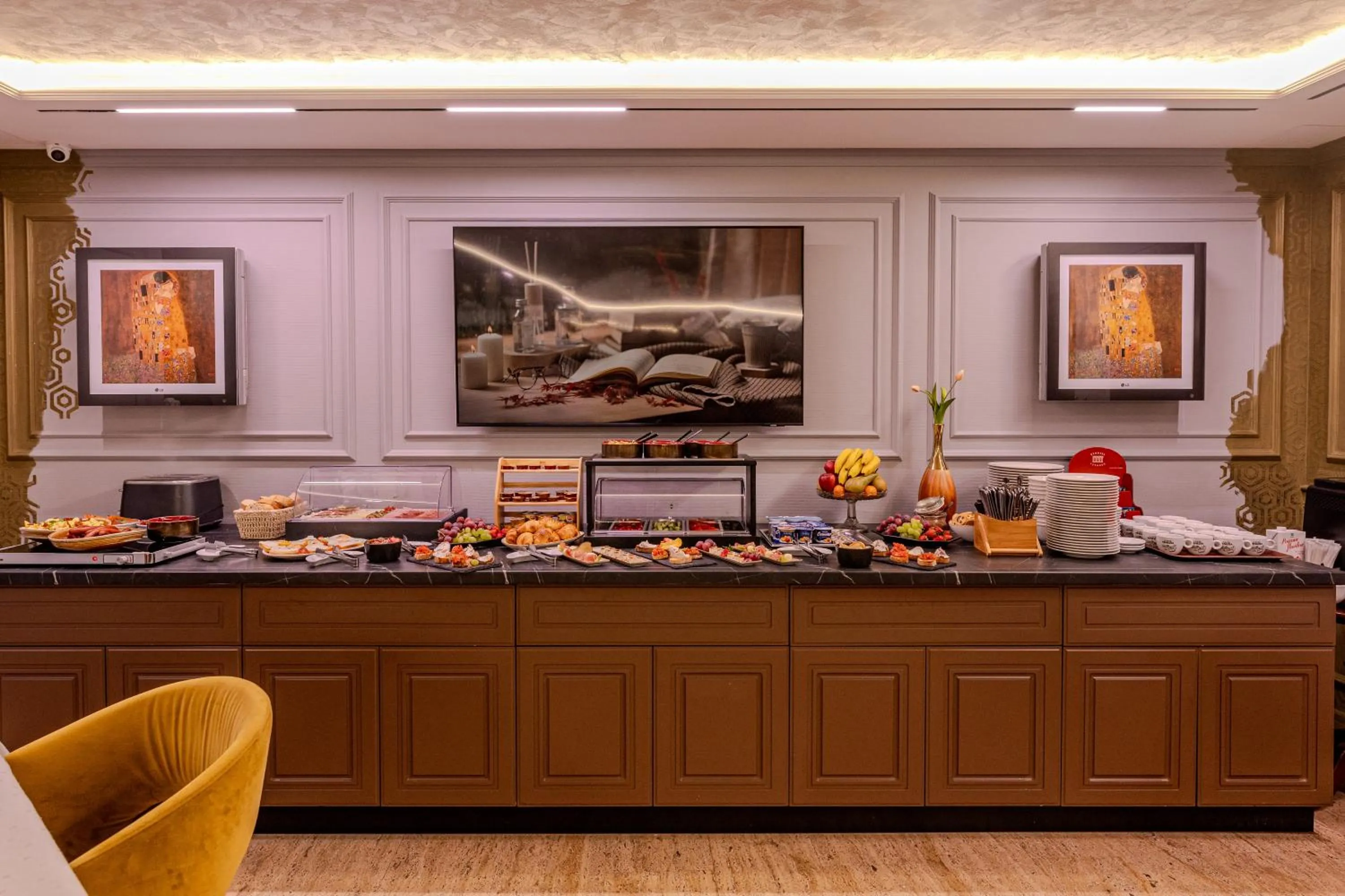 Buffet breakfast in La Maison de Caroline