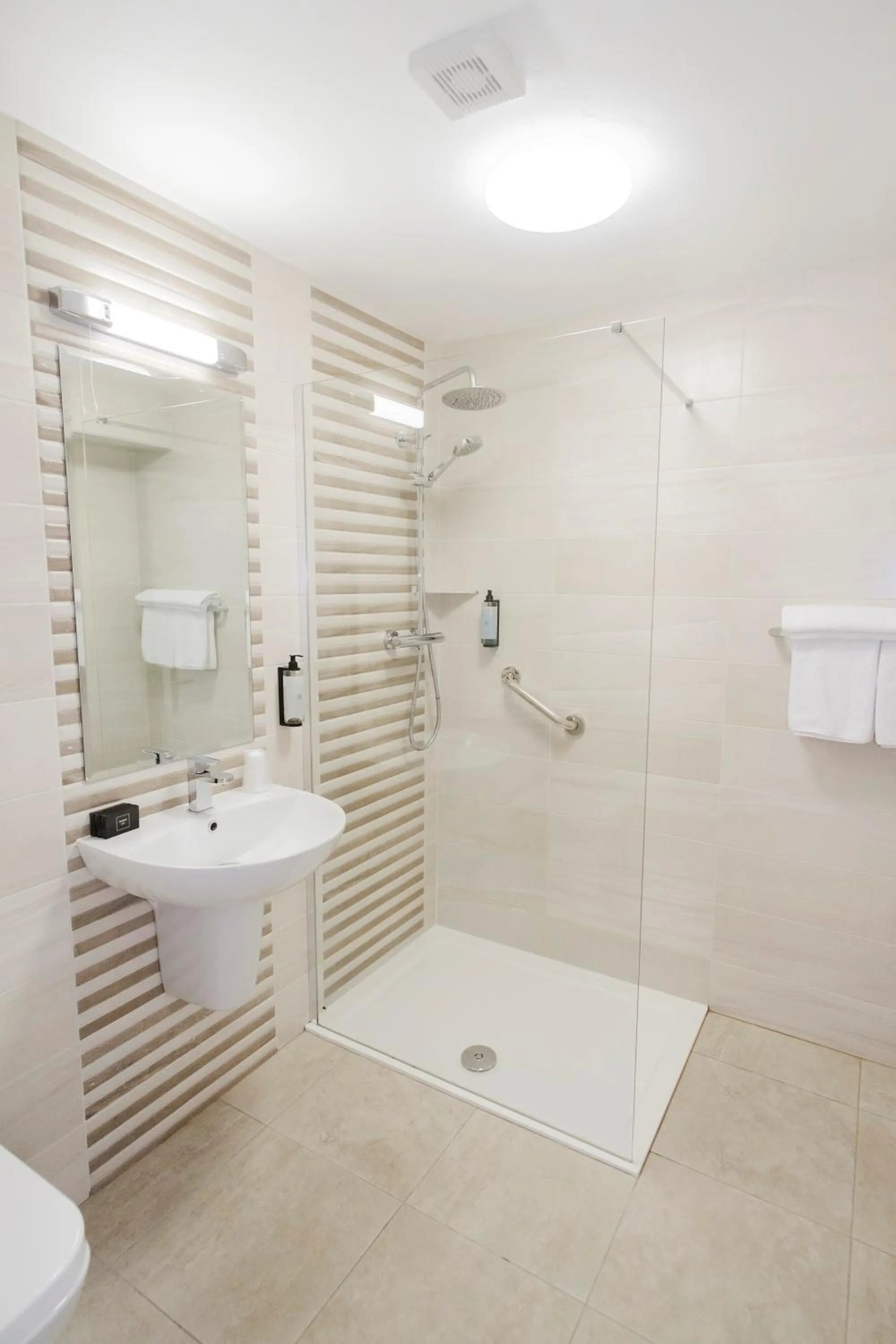 Shower in Central Hotel Donegal